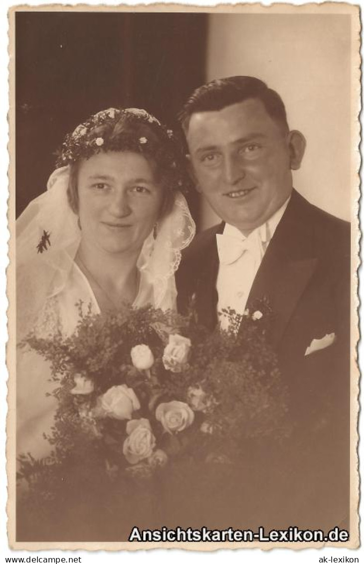 Ansichtskarte  Brautpaar Portriait Mit Schleier Und Blumen 1940 - Koppels