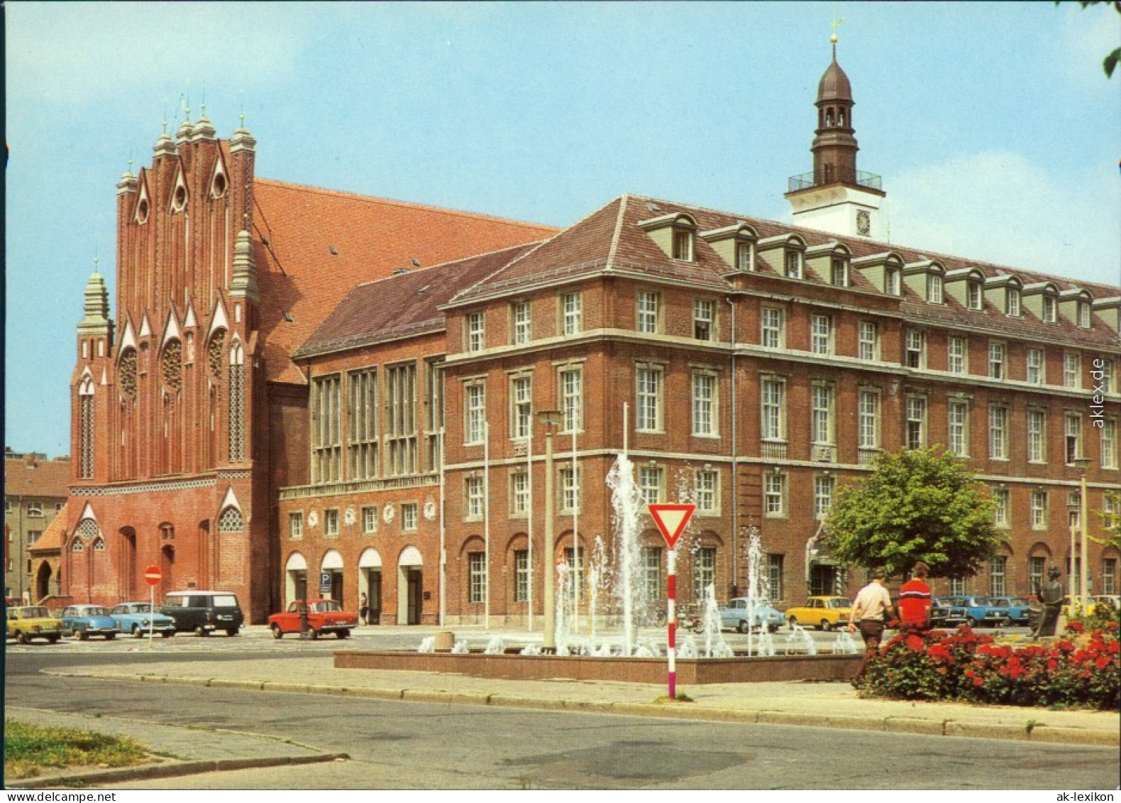 Frankfurt (Oder) Rathaus Mit Brunnen Und Parkenden Trabant  1981 - Frankfurt A. D. Oder