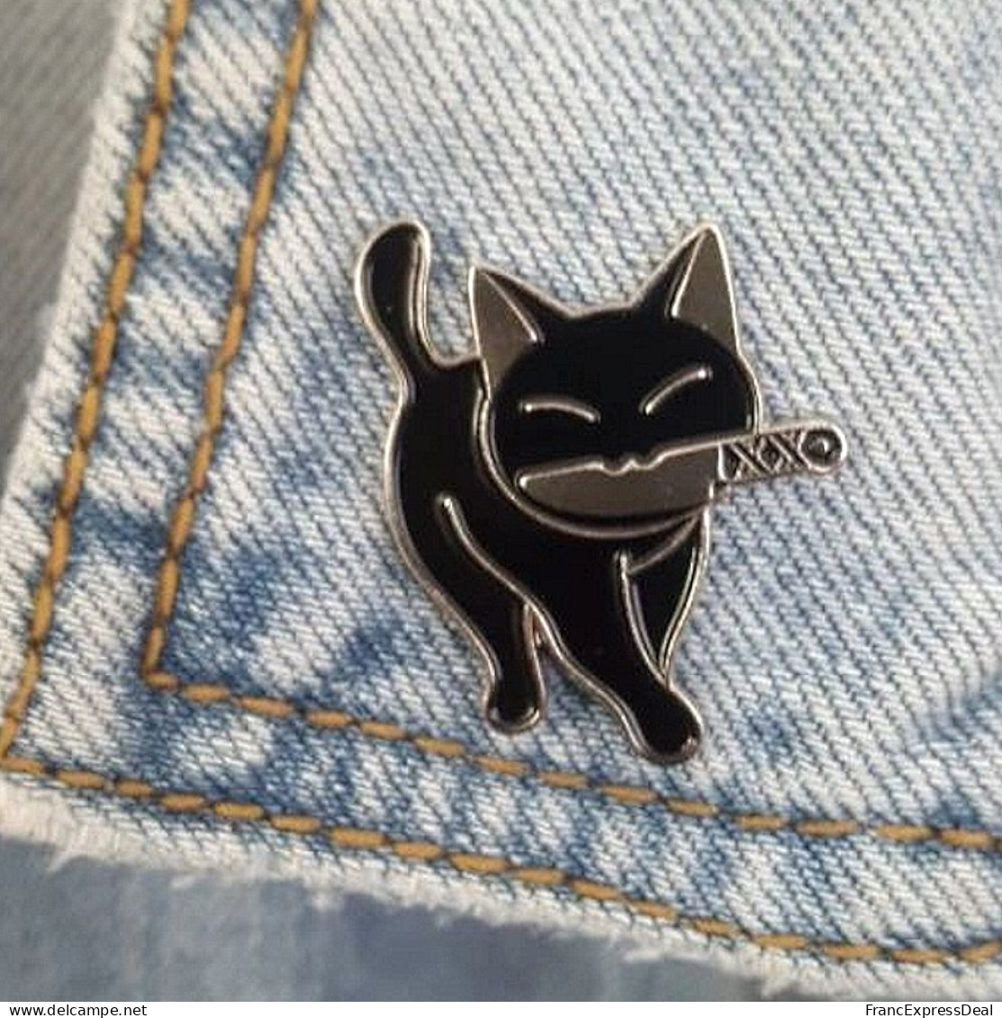 Pin's NEUF En Métal Pins - Chat Noir Avec Un Couteau Killer Cat (Réf 3) - Animaux