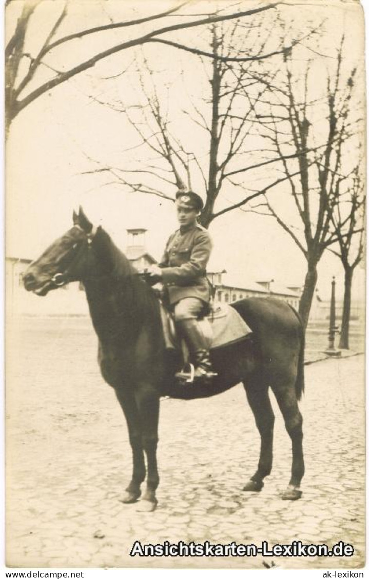 Ansichtskarte  Soldat Auf Pferd Vor Kaserne 1923  - Autres & Non Classés