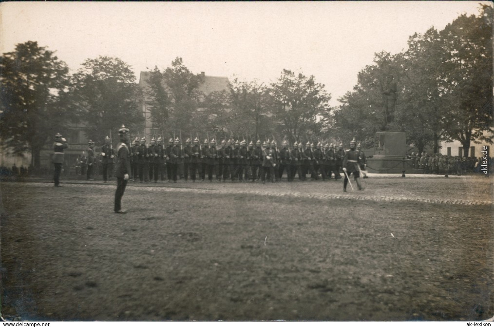 Pickelhauben Parade Vor Statue Privatfotokarte Militaria 1916 - War 1914-18