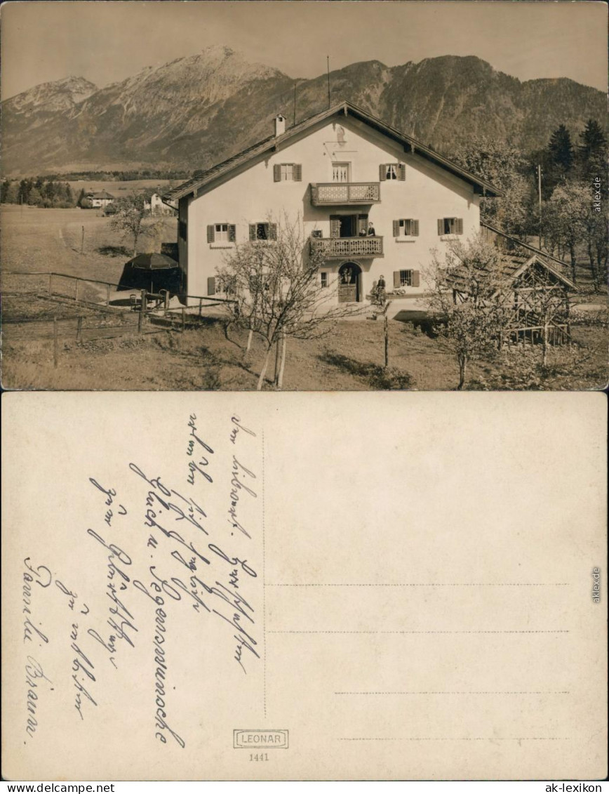 Ansichtskarte  Alpenhaus Mit Maria Bemahlung Und Menschen Auf Balkon 1936 - To Identify