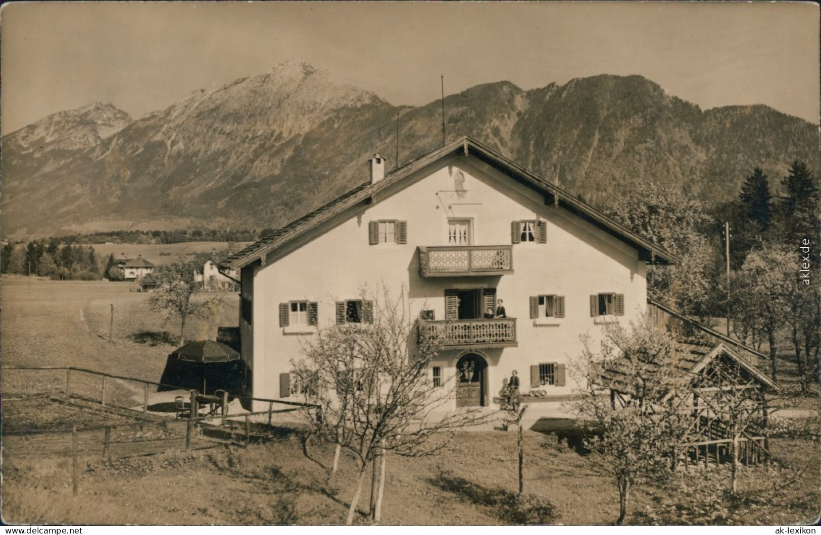 Ansichtskarte  Alpenhaus Mit Maria Bemahlung Und Menschen Auf Balkon 1936 - To Identify