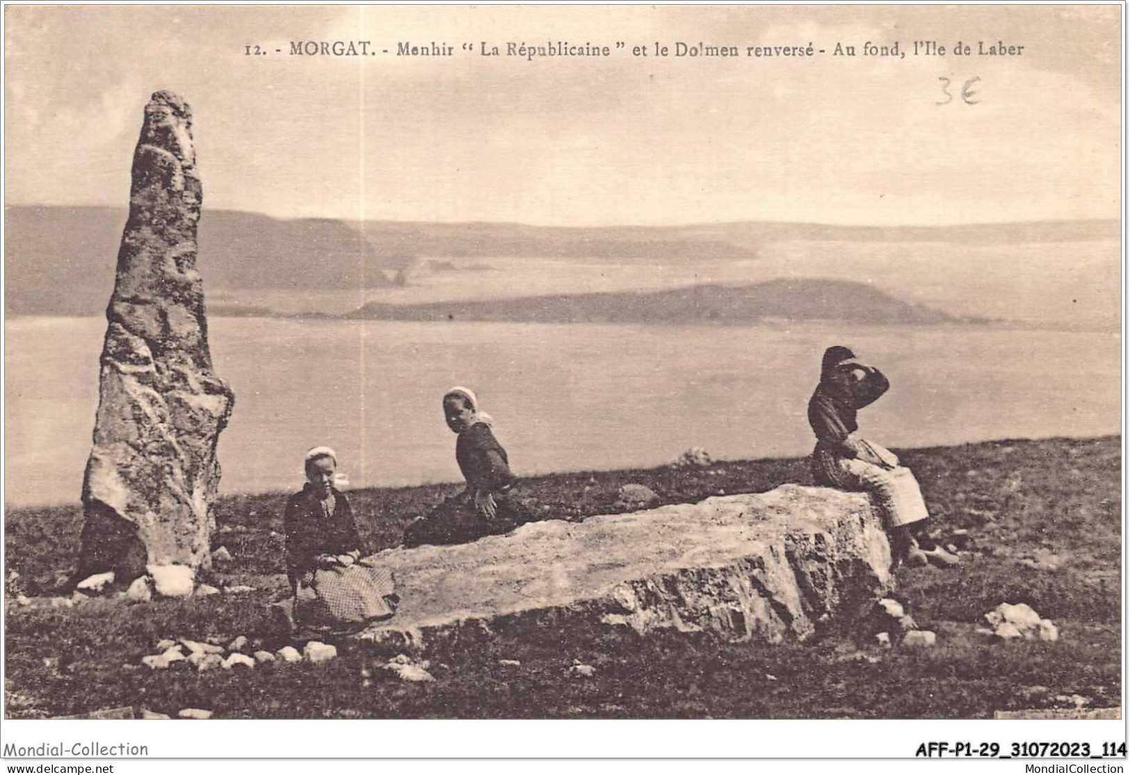 AFFP1-29-0058 - MORGAT - Menhir - La Républicaine Et Le Dolmen Renversé - Au Fond L'ile De Laber  - Morgat