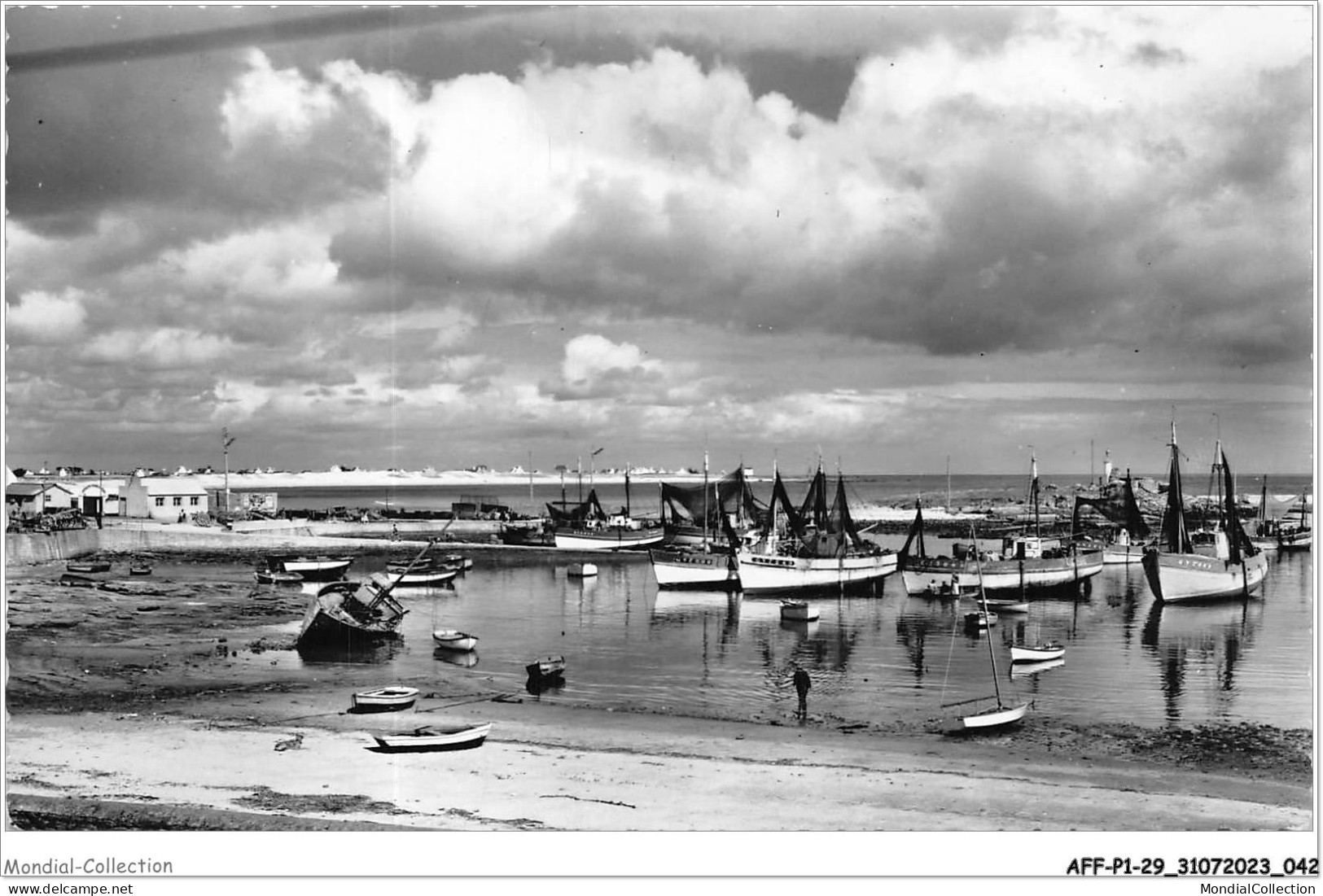 AFFP1-29-0022 - LESCONIL - Le Port Et La Plage Des Sables-blancs  - Lesconil