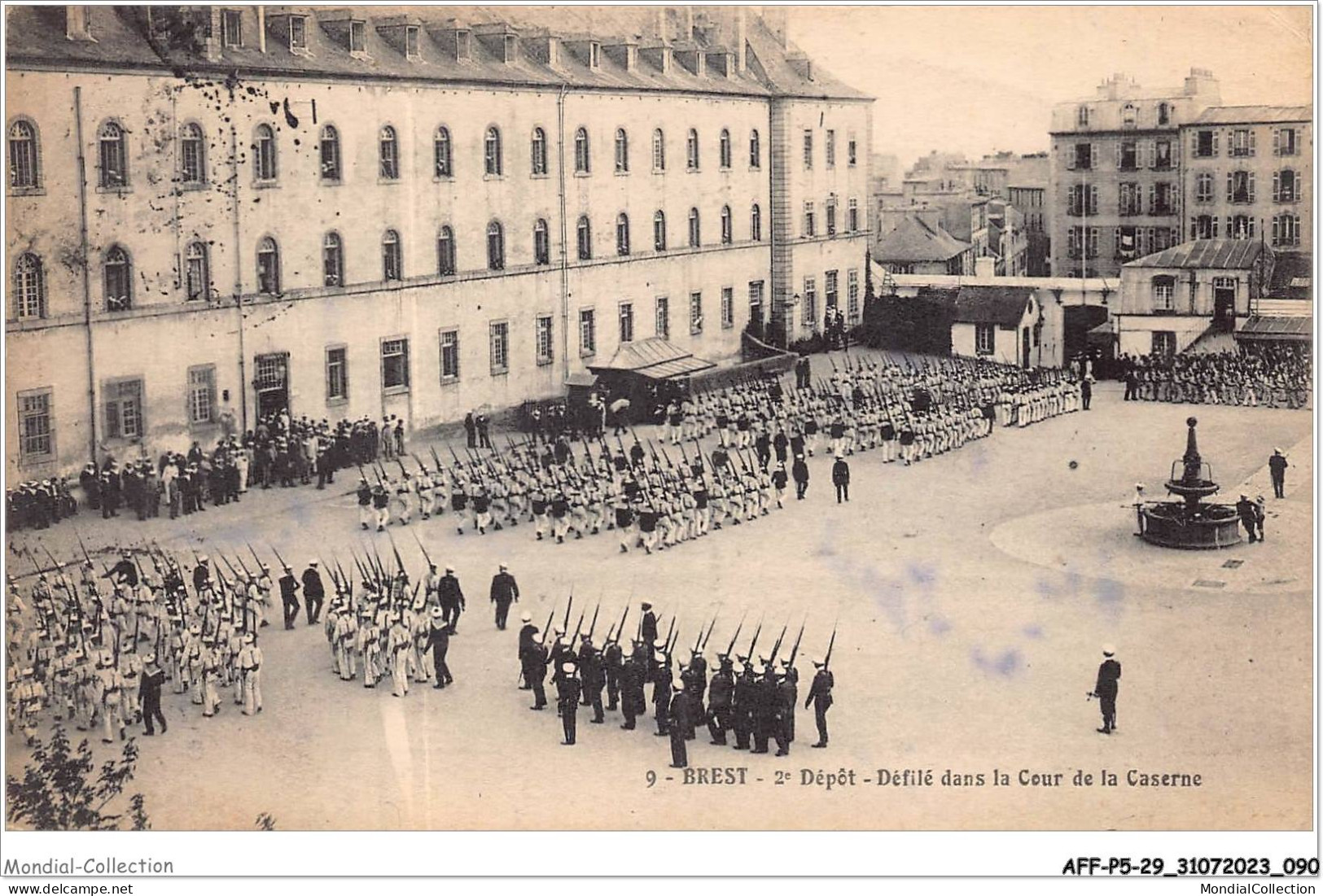 AFFP5-29-0397 - BREST - 2e Dépôt - Défilé Dans La Cour De La Caserne  - Brest