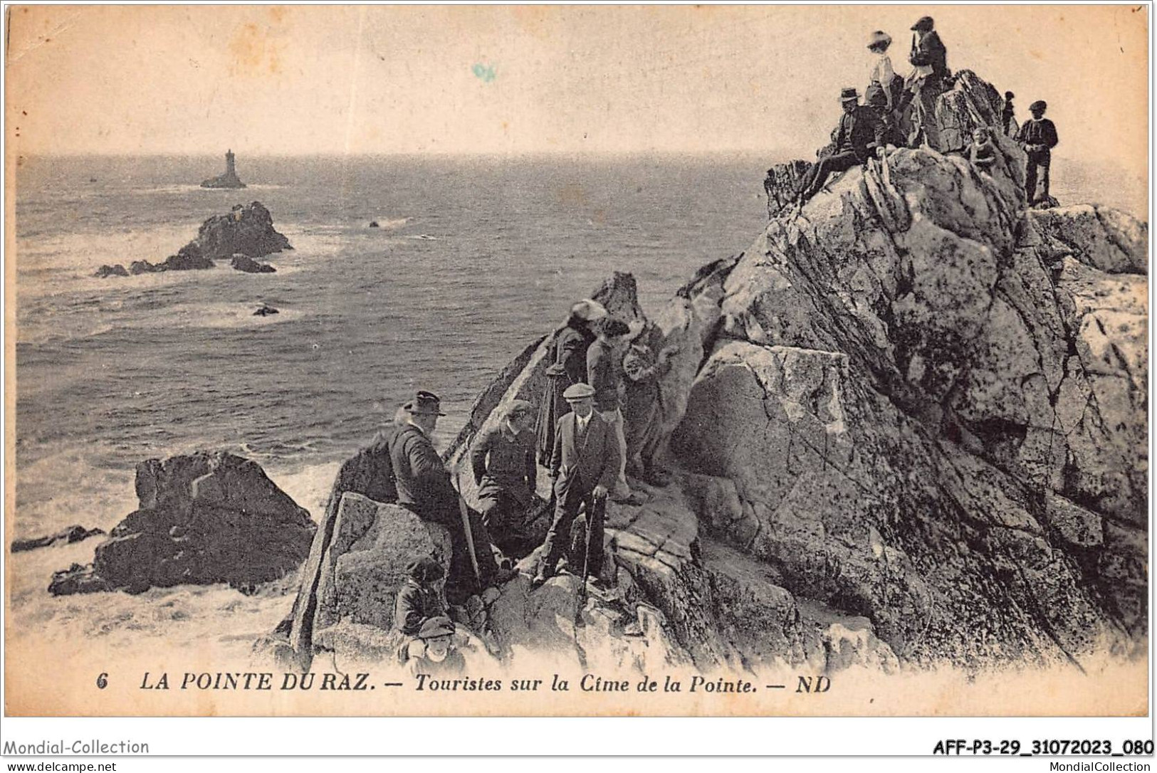 AFFP3-29-0222 - LA POINTE DU RAZ - Touristes Sur La Cîme De La Pointe - La Pointe Du Raz