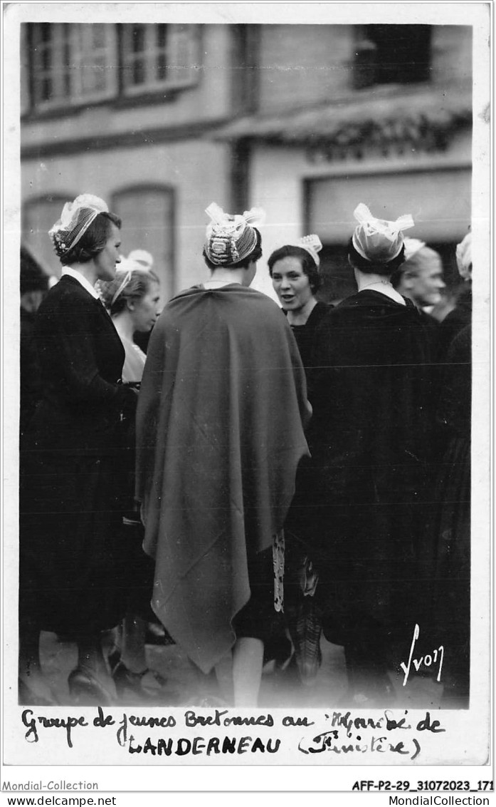 AFFP2-29-0168 - Groupe De Jeunes Bretonnes Au Marché De LANDERNEAU  - Landerneau