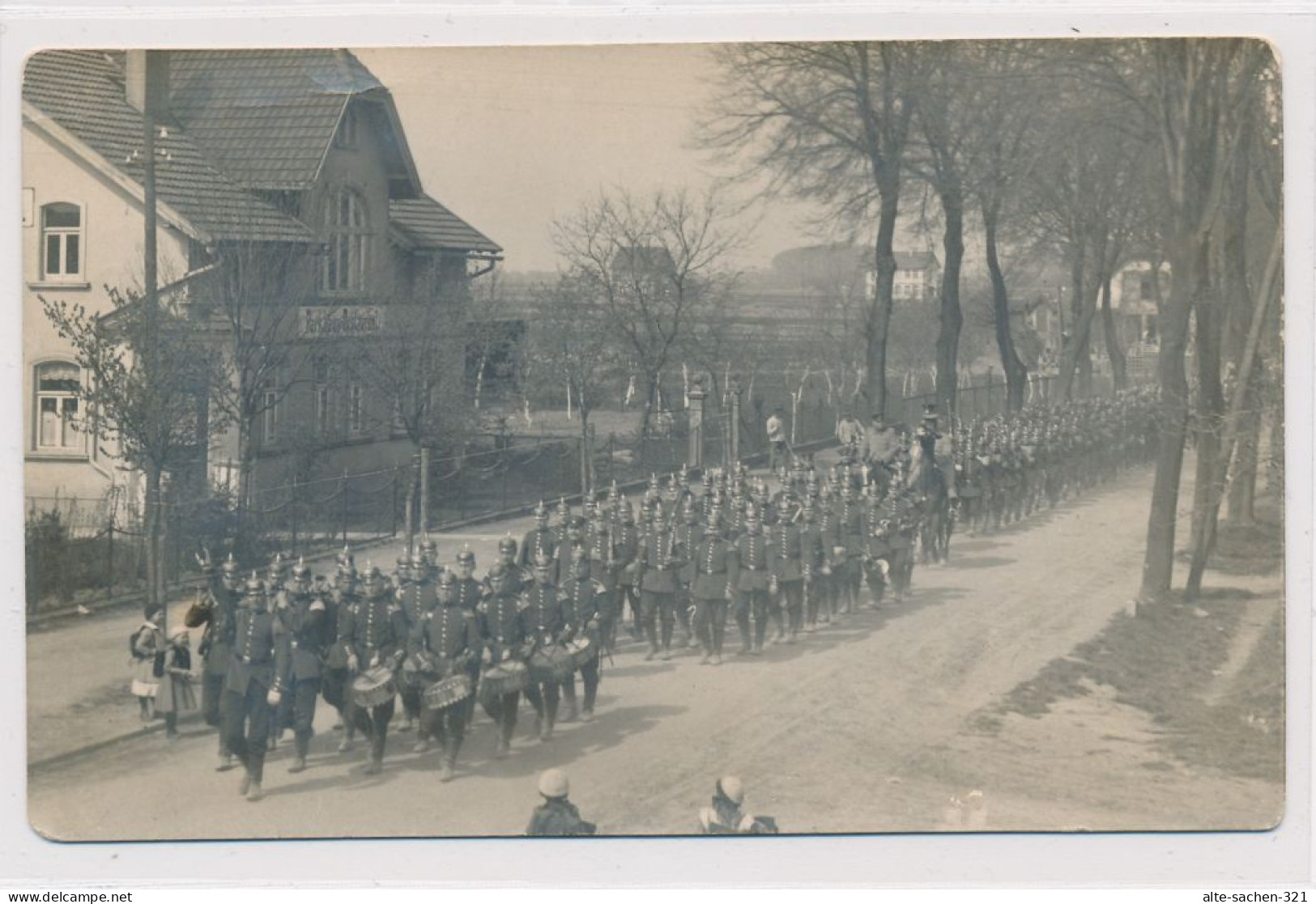 AK Um 1915 Garnison Marschiert Durch Die Stiftsallee Am Parkhaus-Restaurant Minden - Minden