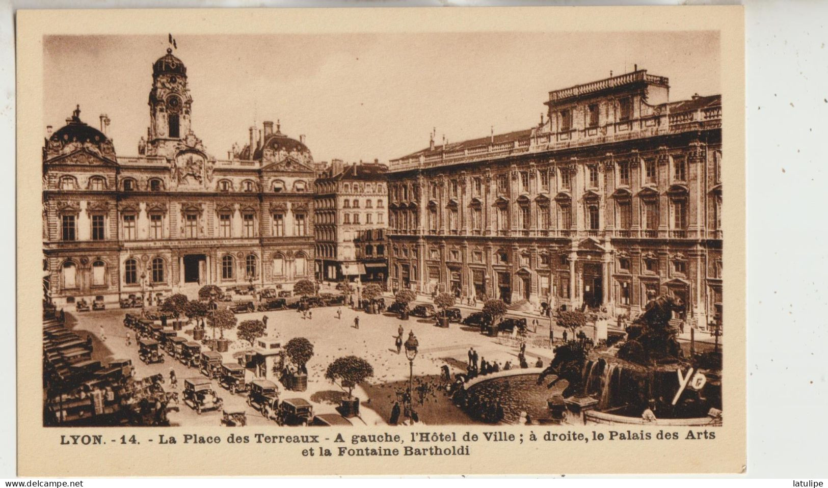 Lyon  69 Belle Carte Glacée Non Circulée La Place Des Terreaux-Hotel De Ville-le Palais Des Arts-la Fontaine Berthelot - Other & Unclassified