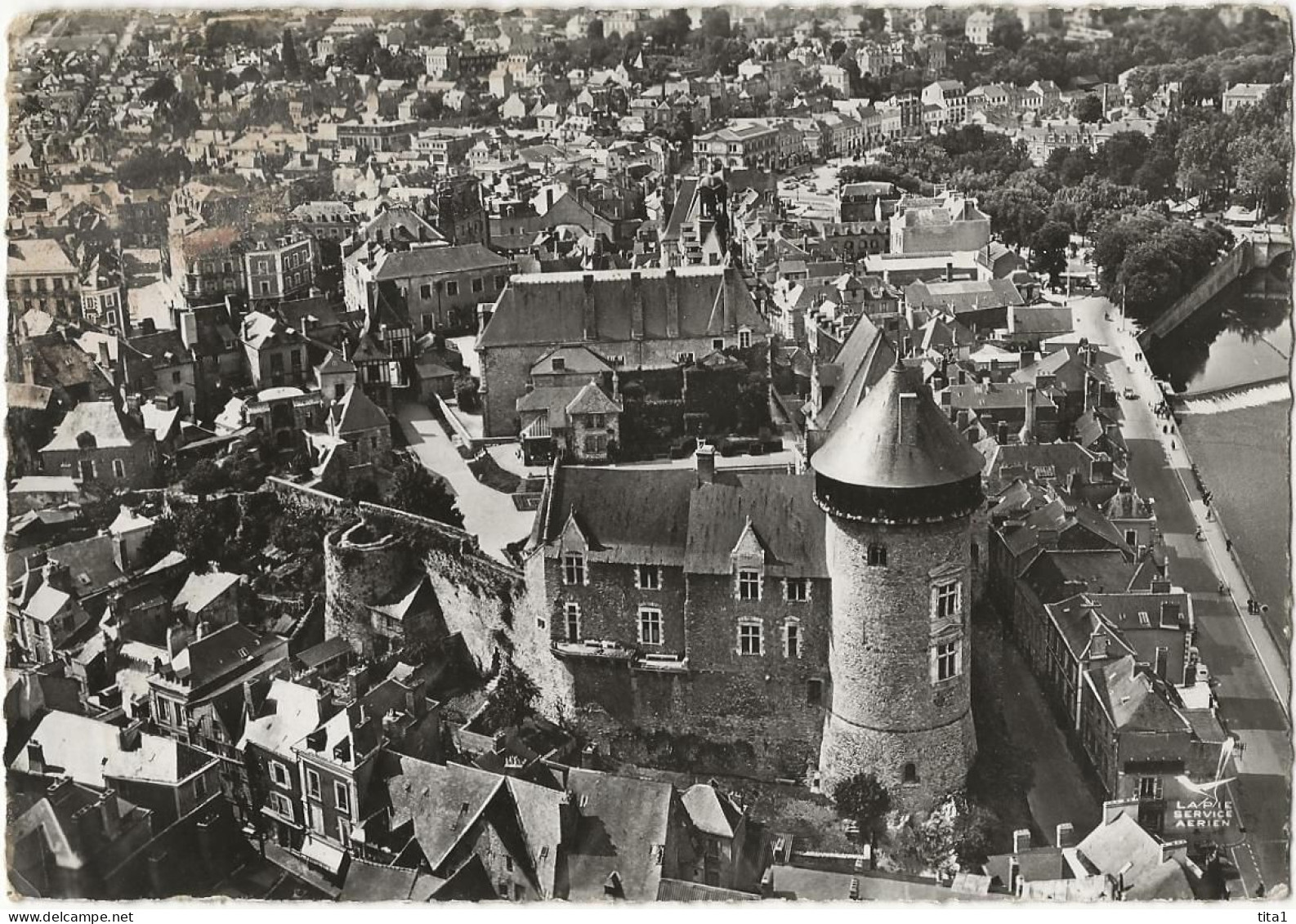 254 - En Avion Au-dessus De Laval - Le Château Et Vue Générale - Laval