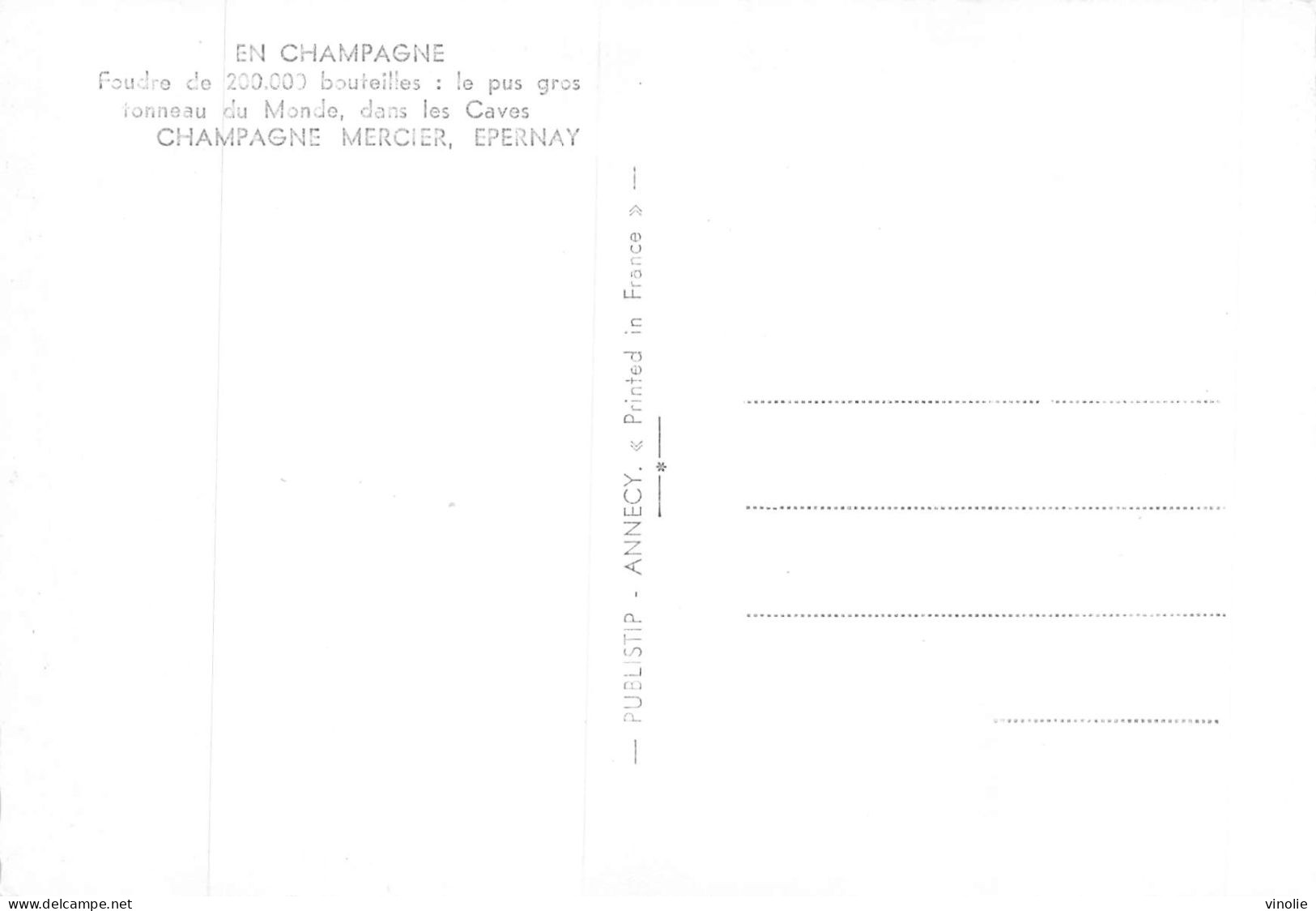 P-24-Mi-Is-2571 : EN CHAMPAGNE  EPERNAY MARNE  UNE 4 CV RENAULT AVEC JOLIES JEUNES FEMMES - Passenger Cars