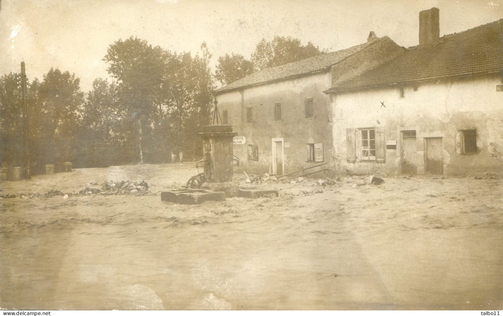 Militaria - Carte Photo - Bâtiment Décrépi à Localiser - Avec: Coopérative Militaire - Coiffeur - Bureaux - Casernes