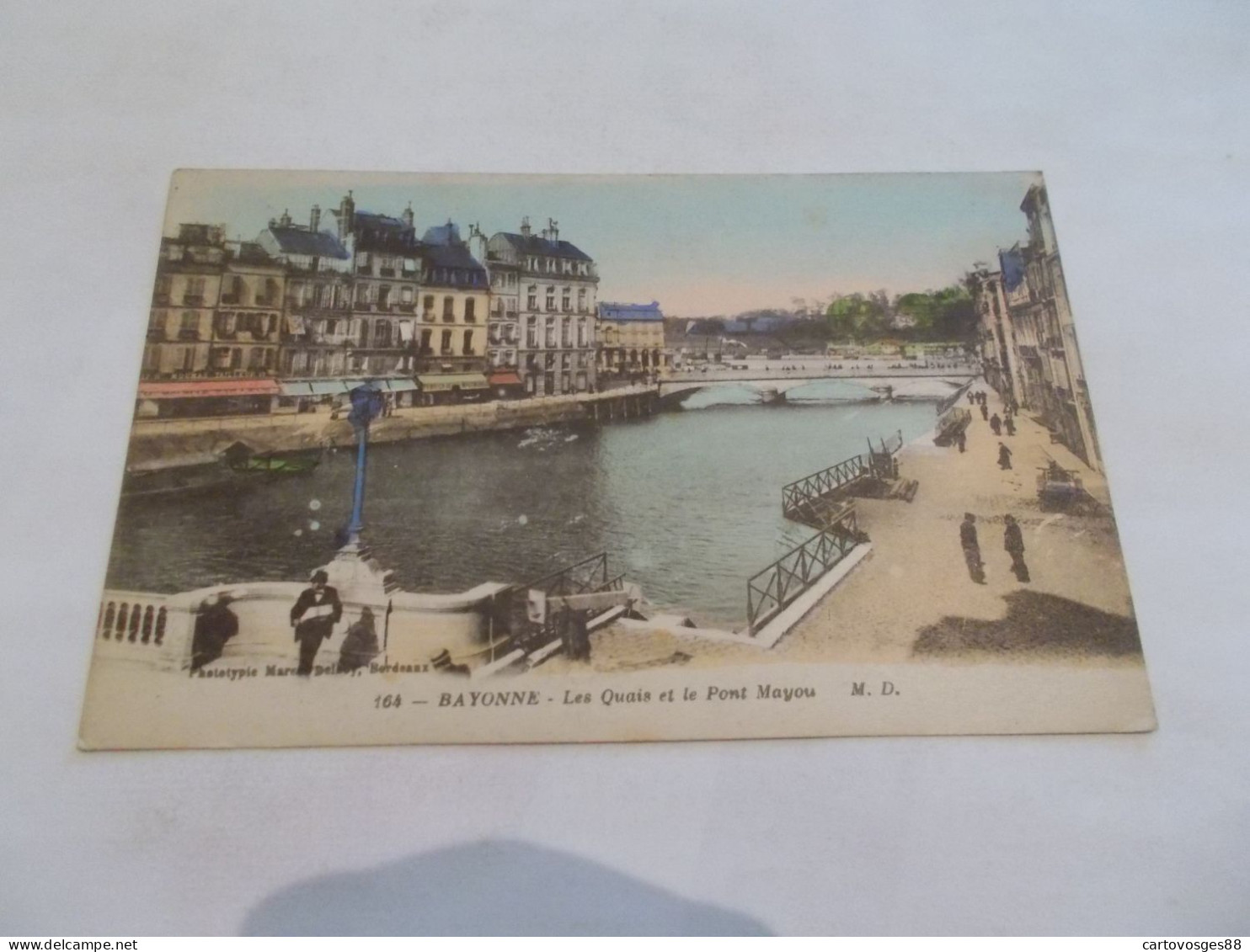 BAYONNE   ( 64 Pyrenees Atlantiques )  LES QUAIS ET LE PONT MAYOU  ANIMEES  COMMERCES VUE COLORISER 1920 - Bayonne