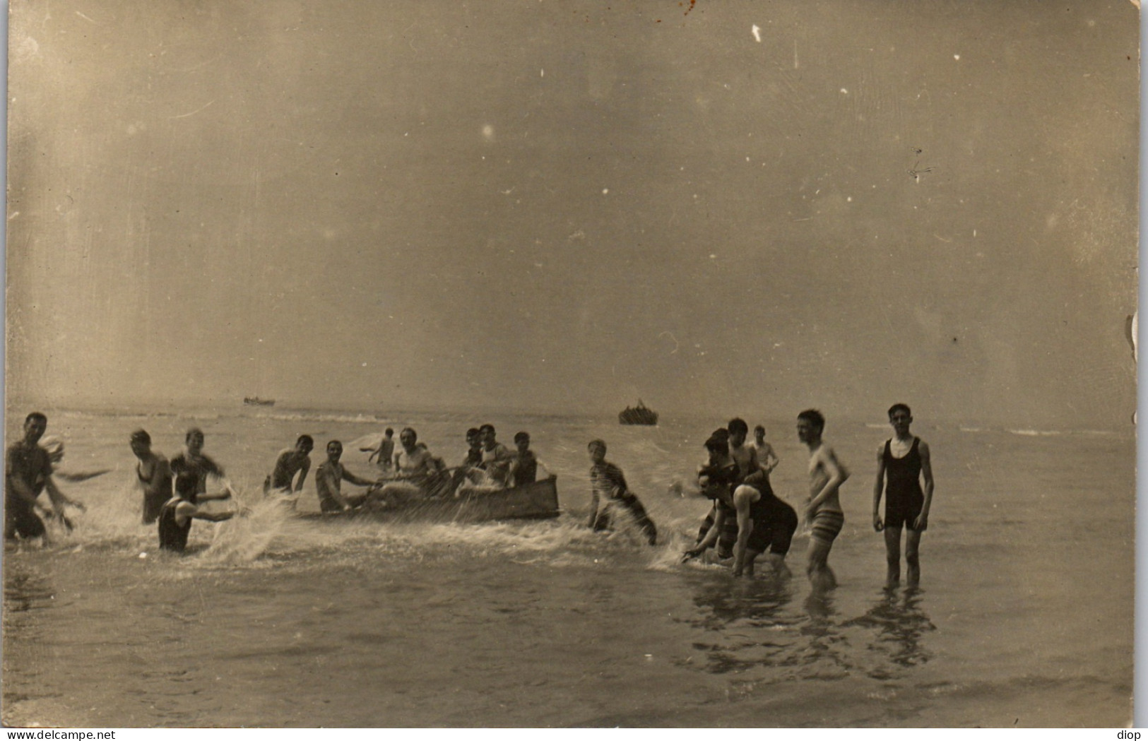 CP Carte Photo D&#039;&eacute;poque Photographie Vintage Plage Maillot De Bain Groupe Jeu  - Couples