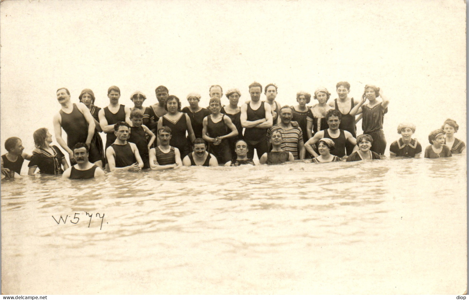 CP Carte Photo D&#039;&eacute;poque Photographie Vintage Plage Maillot De Bain Groupe  - Couples