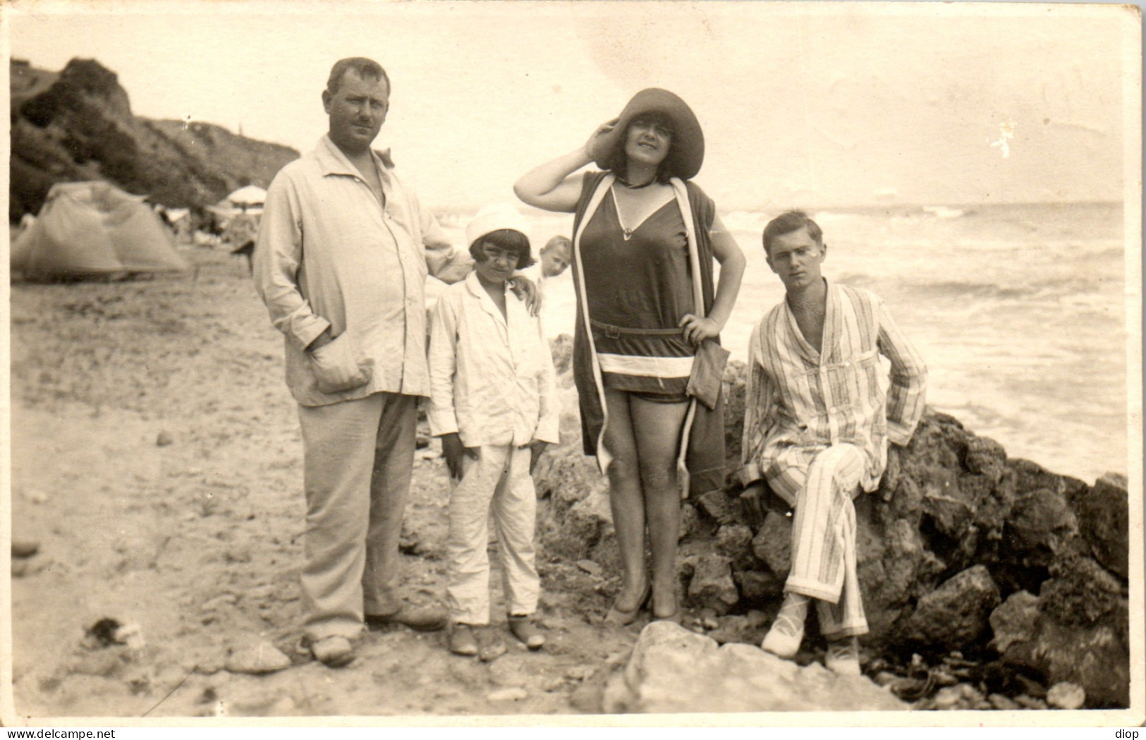 CP Carte Photo D&#039;&eacute;poque Photographie Vintage Plage Maillot De Bain Groupe Mode - Couples