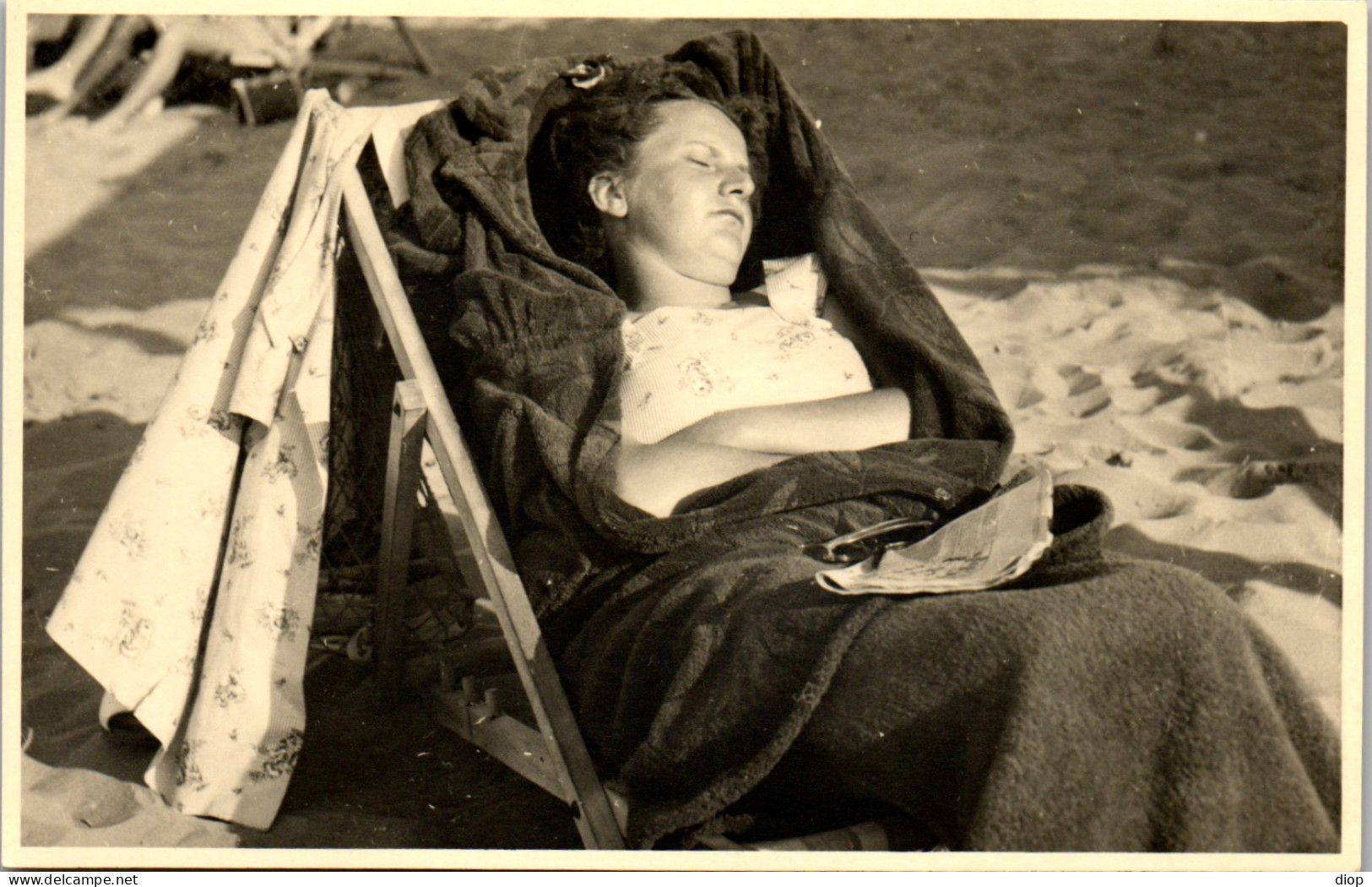 CP Carte Photo D&#039;&eacute;poque Photographie Vintage Plage Soleil Sieste Femme Transat - Unclassified