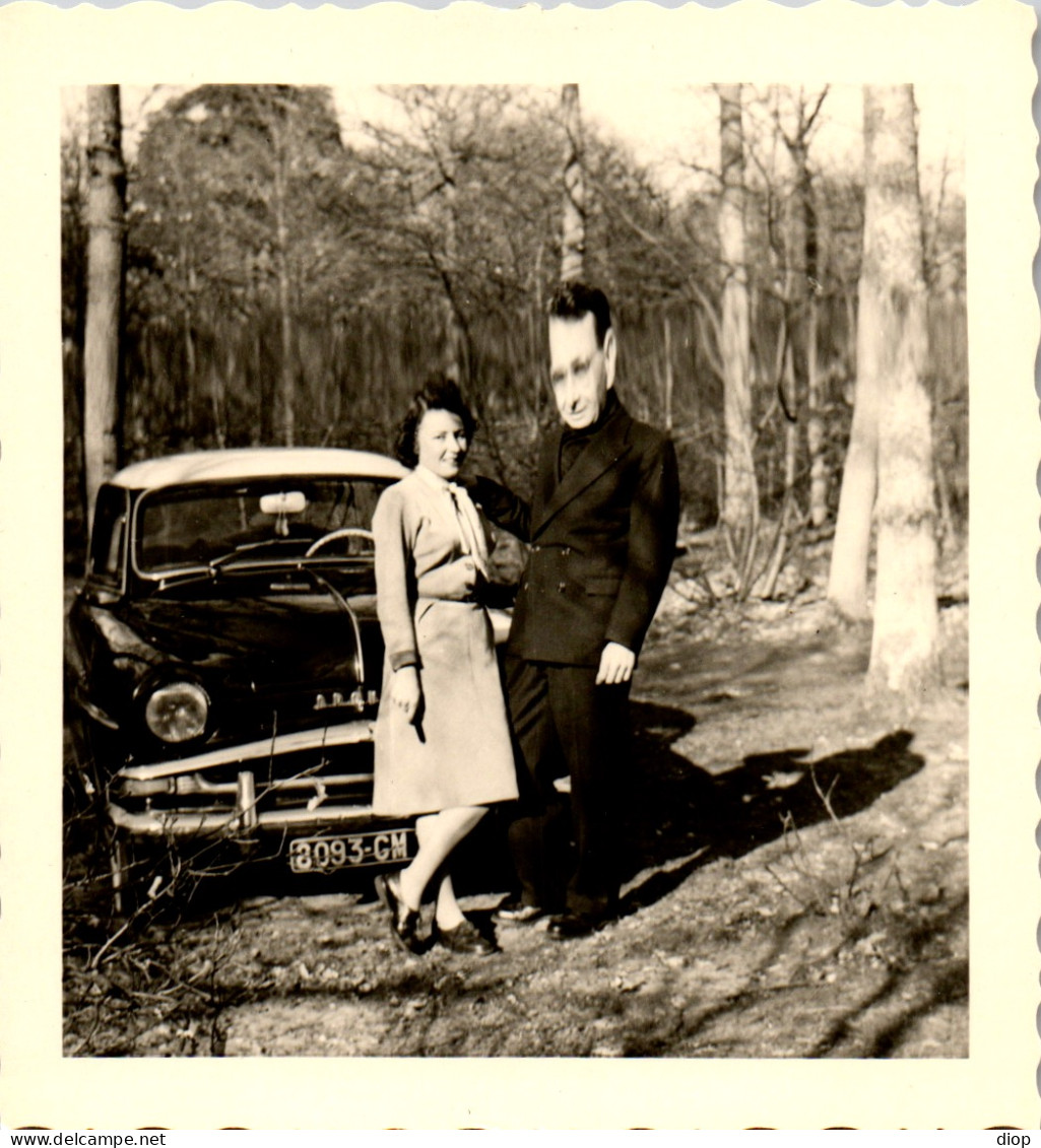 Photographie Photo Vintage Snapshot Amateur Automobile Voiture Aronde Couple  - Cars