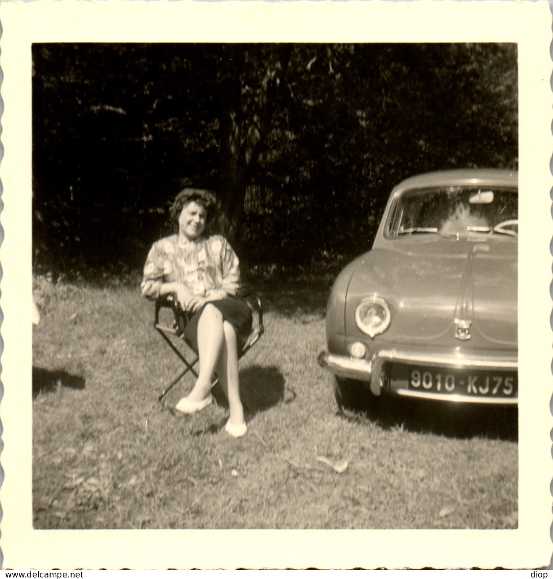 Photographie Photo Vintage Snapshot Amateur Automobile Voiture Femme Dauphine - Cars