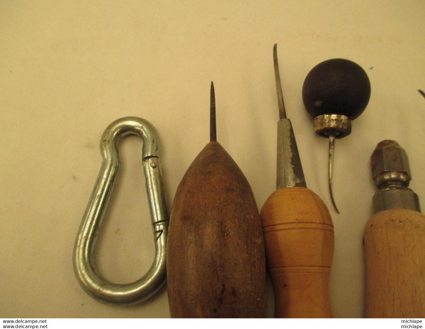 Pour Le Cuir Bourreliers - Sellier - Ou Autre Un Lot De 9 Outils - Alènes Et Autres - Outils Anciens