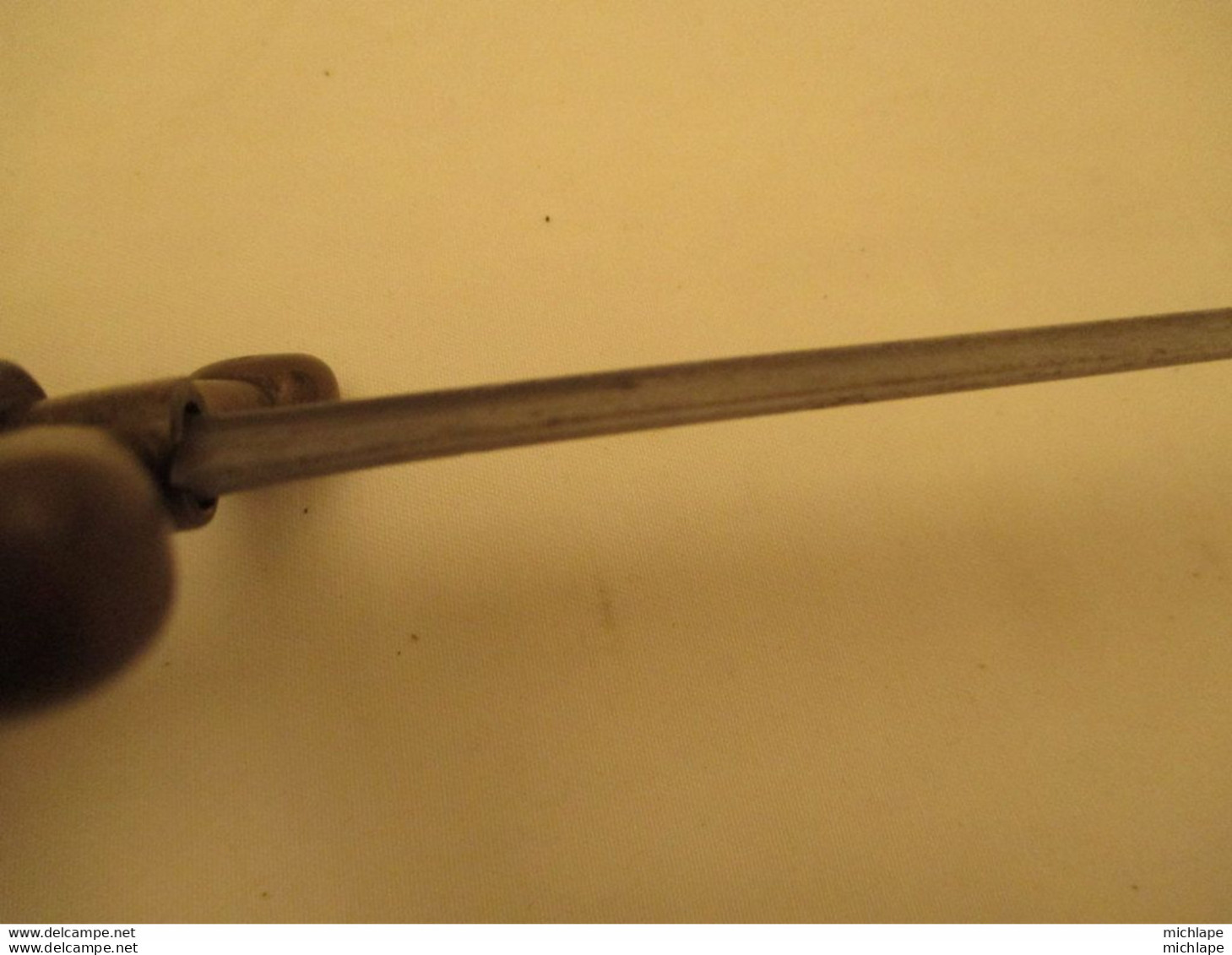 dague - poignard - couteau - long de 30 cm - lame 18 cm  poids    250 gr garde en laiton