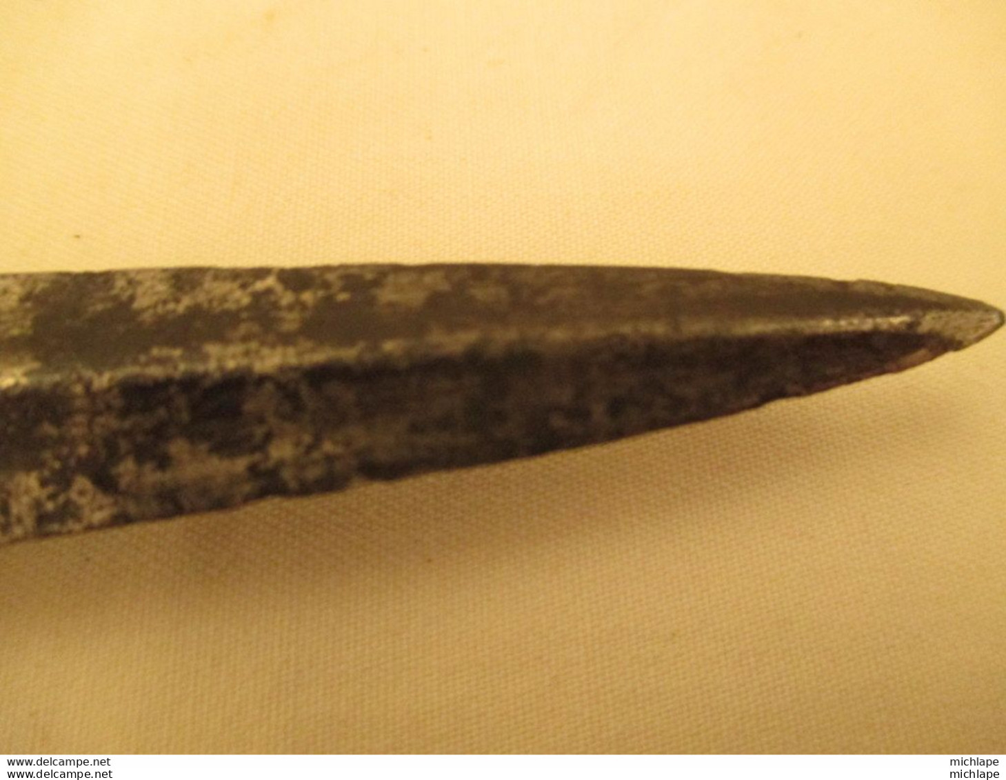 dague - poignard - couteau - long de 30 cm - lame 18 cm  poids    250 gr garde en laiton