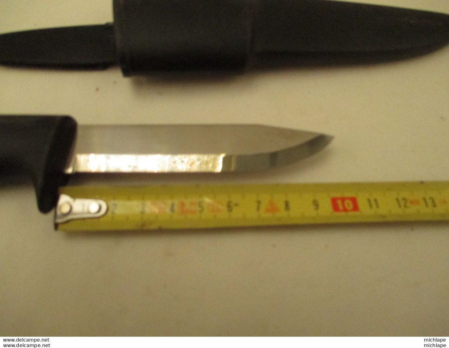 Un Couteau  De Plongée  23 Cm  Tres Bon Etat - Messen