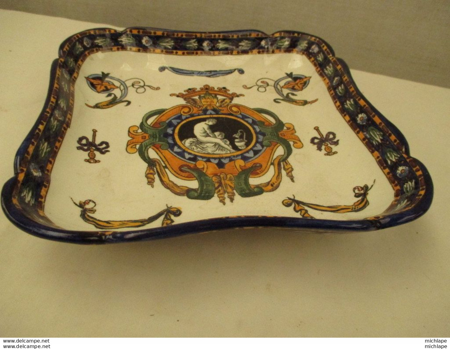 beau plat en faience  de GIEN beau marquage   au dos  tés bon état