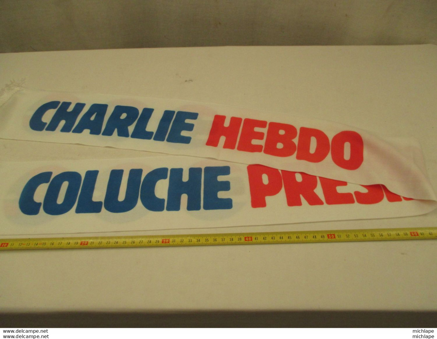 écharpe CHARLIE - EBDO - COLUCHE PRESIDENT - Tissus Soyeux Long. 135 Cm Sur 12 Cm état Neuf - Art Populaire