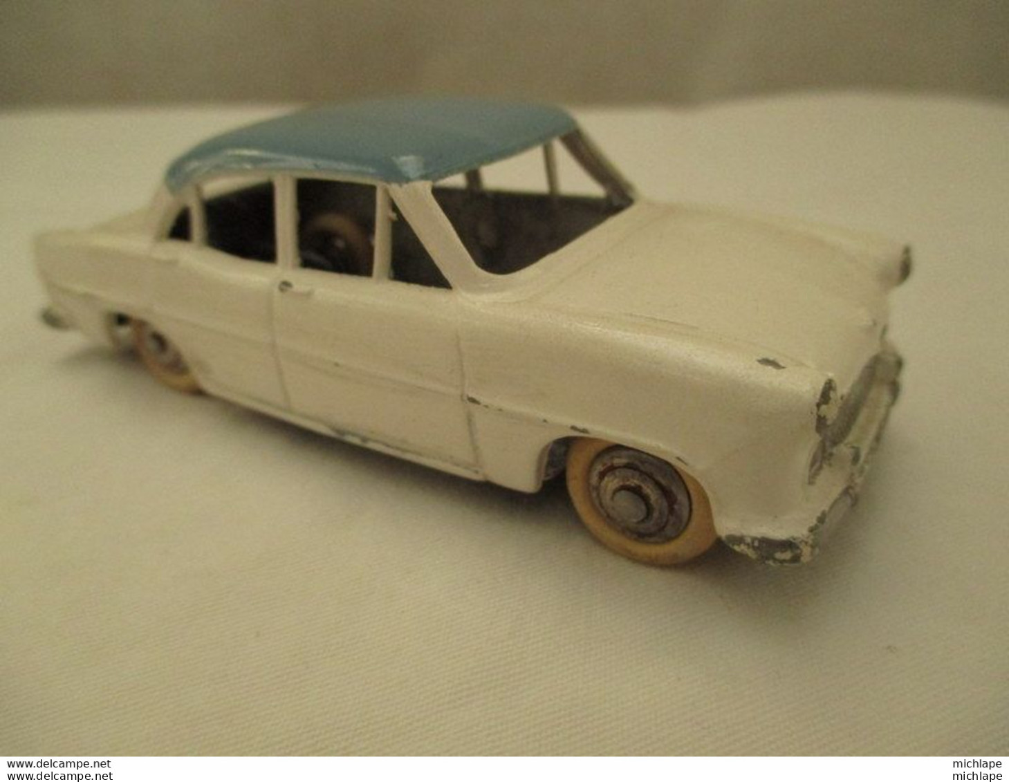 Voiture  Miniature 1/43 Em  DINKY TOYS -  SIMCA VERSAILLES - - Dinky