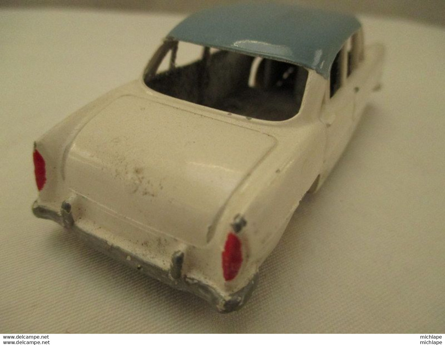 Voiture  Miniature 1/43 Em  DINKY TOYS -  SIMCA VERSAILLES - - Dinky