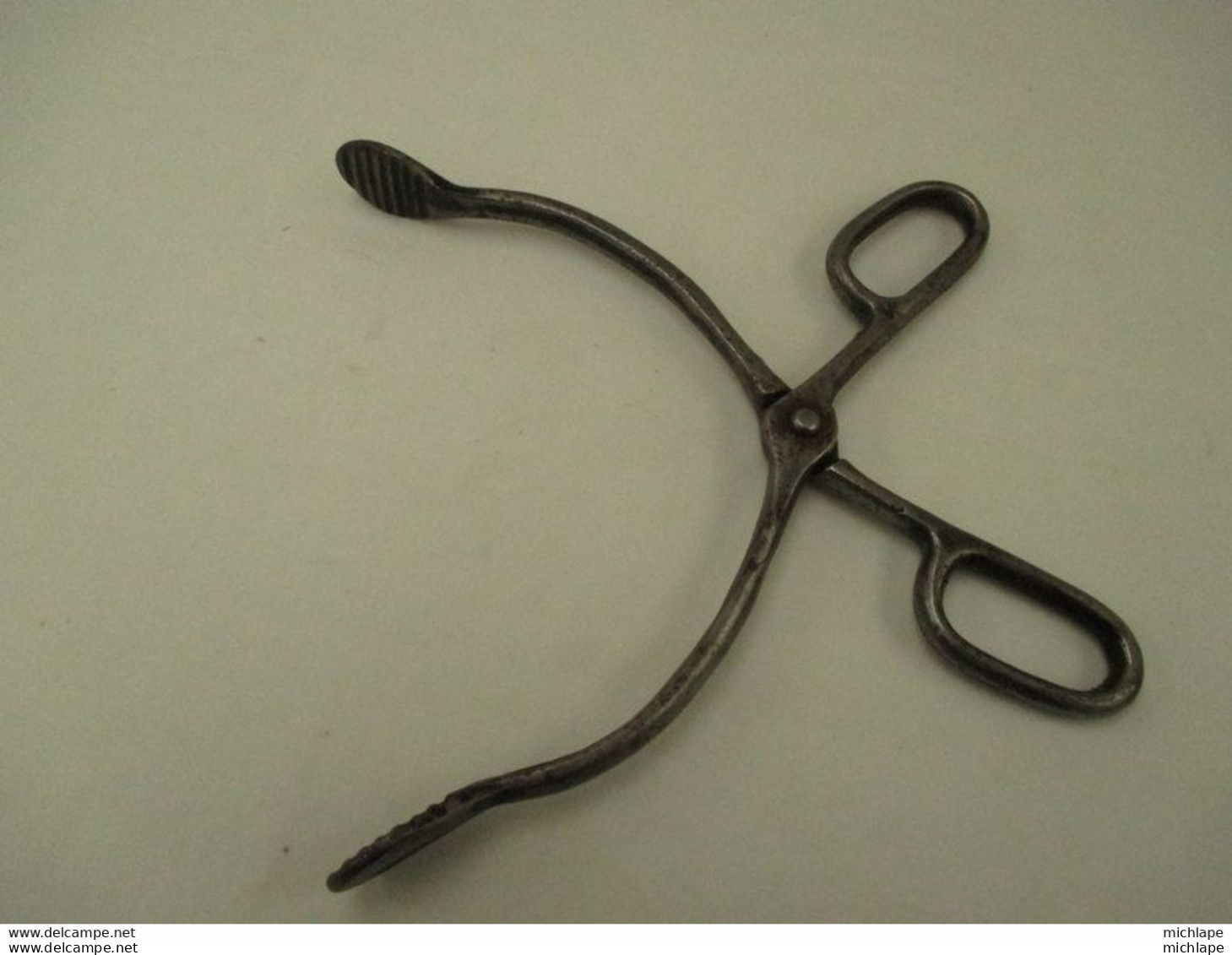 Pince  En Fer Forgé 19 Em  Destinée A Prendre Des Braises Incandescentes - Ou Autre - L 27 Cm  19 Cm D'ouverture  Maxi - Outils Anciens