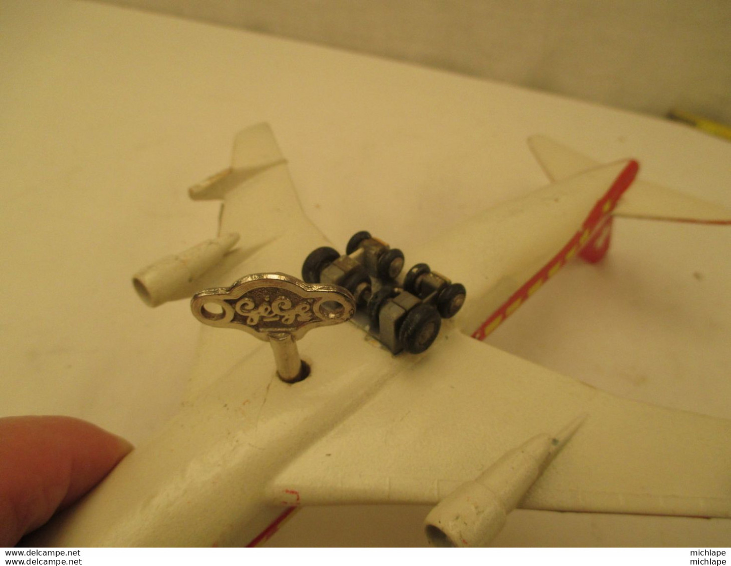 avion miniature swissair schuco moteur a clef - fonctionne - 28 cm sur 24 cm