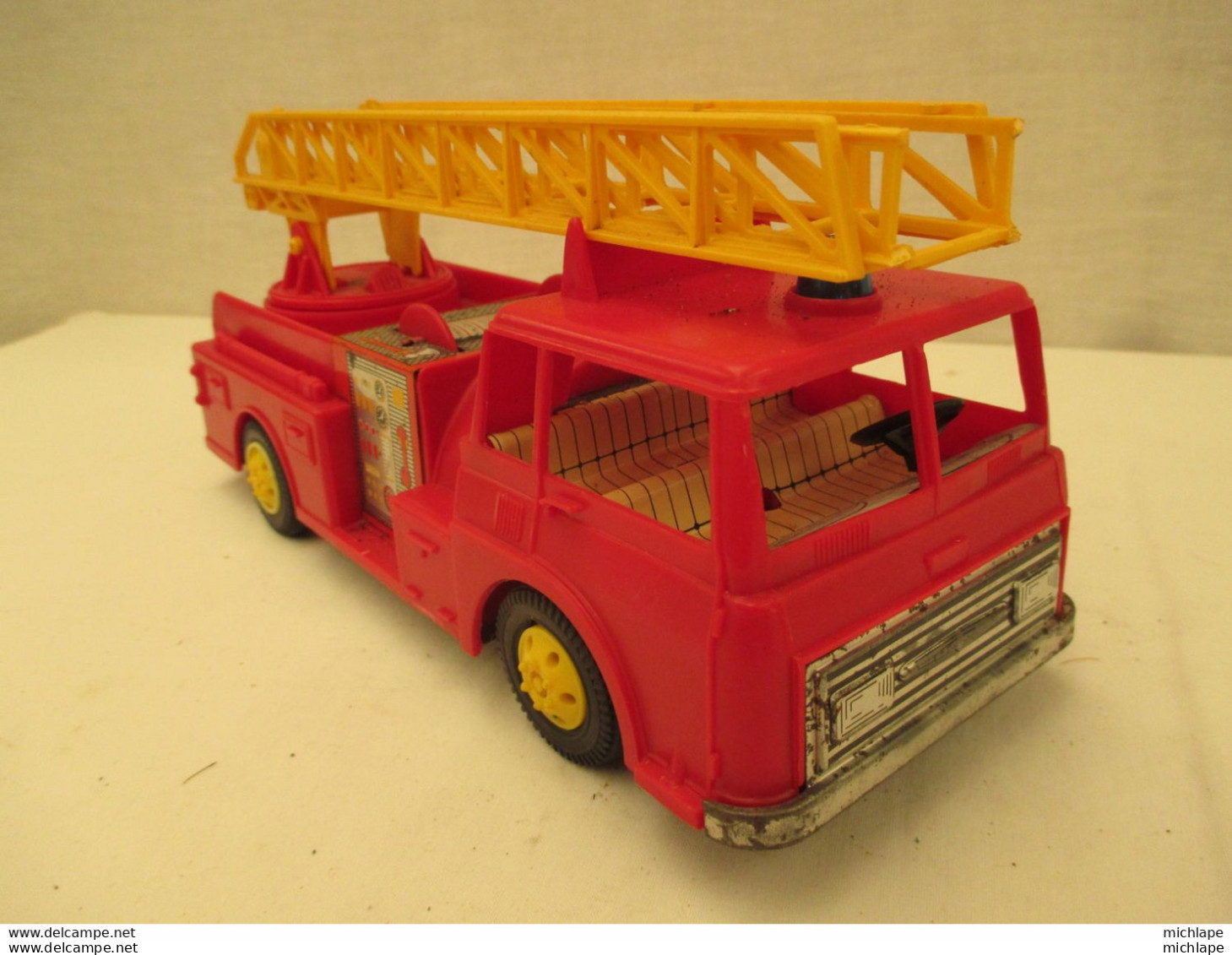 Camion De Pompier Miniature - JOUSTRA -  Dessous Tole Moteur A Friction Fonctionne - 24 Cm Sur 8 Cm - Andere & Zonder Classificatie
