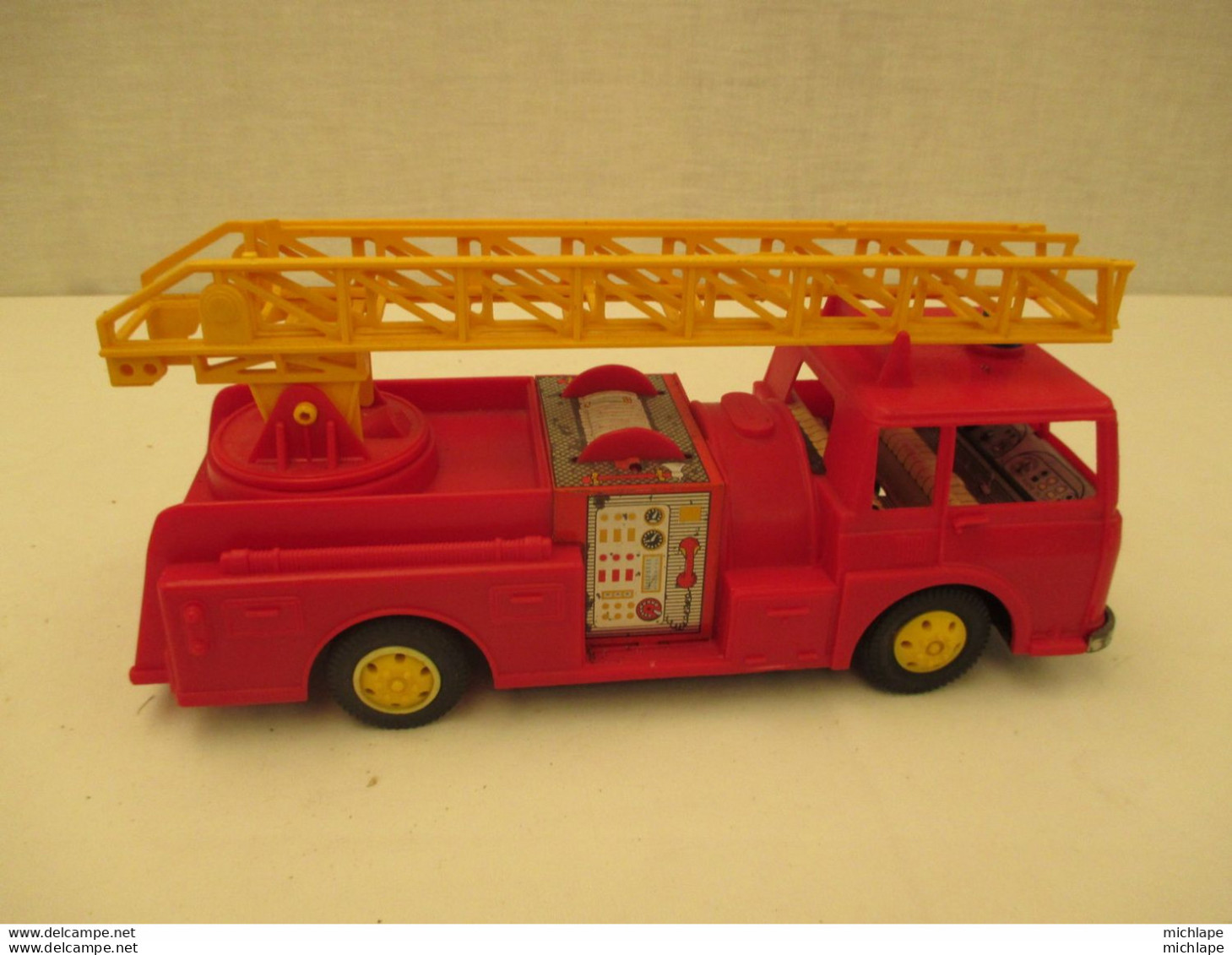 Camion De Pompier Miniature - JOUSTRA -  Dessous Tole Moteur A Friction Fonctionne - 24 Cm Sur 8 Cm - Sonstige & Ohne Zuordnung