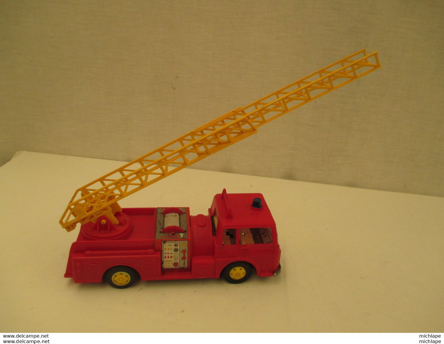 camion de pompier miniature - JOUSTRA -  dessous tole moteur a friction fonctionne - 24 cm sur 8 cm