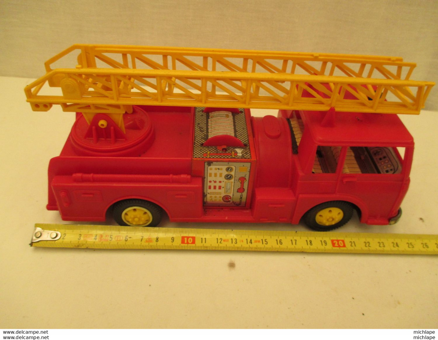 camion de pompier miniature - JOUSTRA -  dessous tole moteur a friction fonctionne - 24 cm sur 8 cm