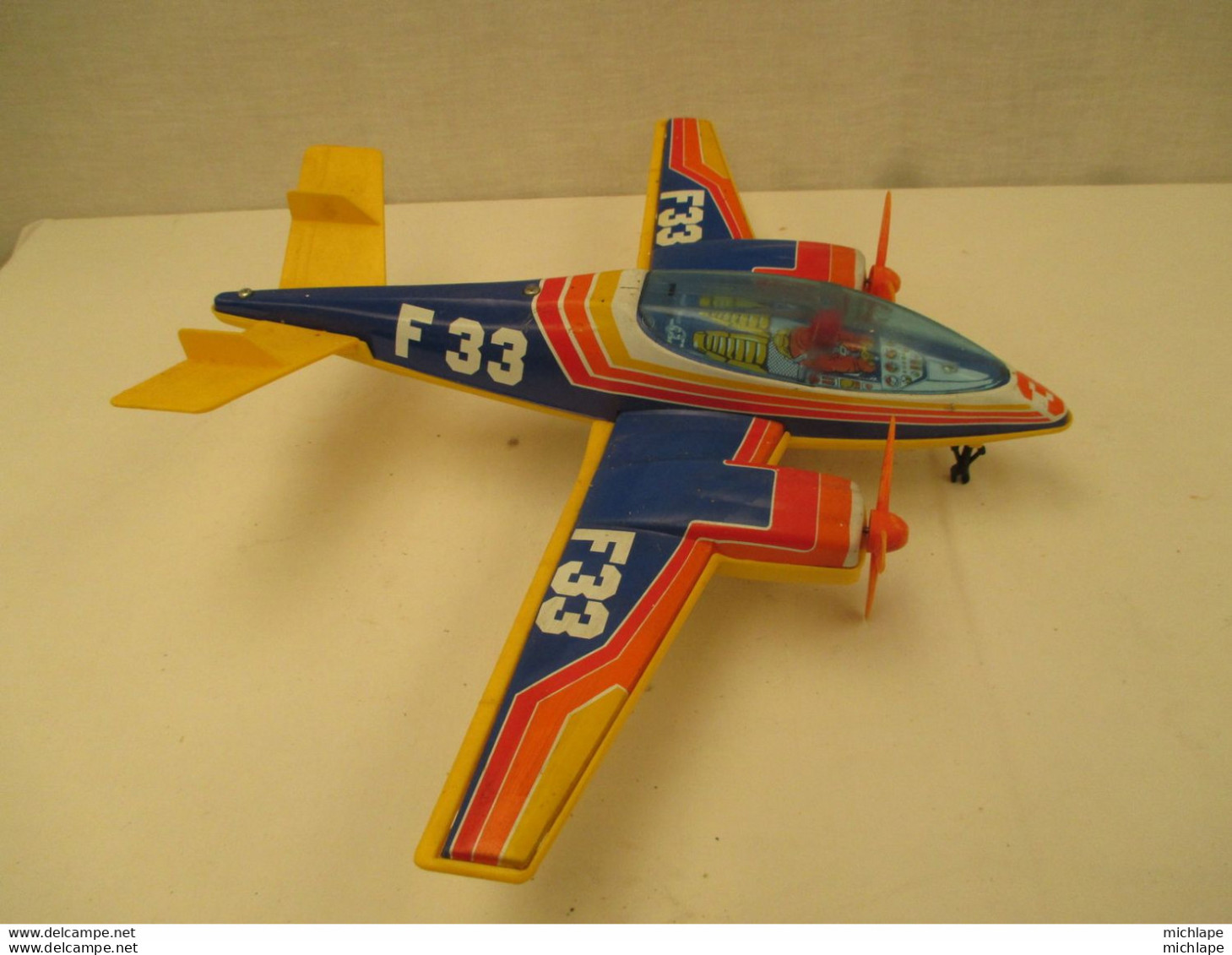 Avion Mecanique -JOUSTRA  - En Tole Et Plastique 40 Cm D'envergure Tres Bel Etat Moteur A Friction - Fonctionne - Luchtvaart