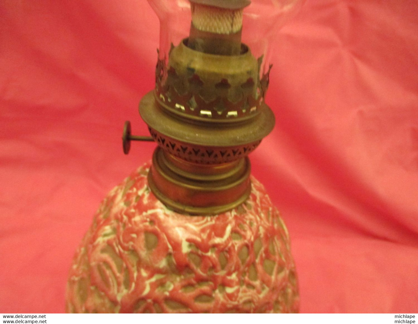 belle lampe a pétrole en faïence -1930 - fonctionne - hauteur 30 cm sans le verre  diametre 16cm