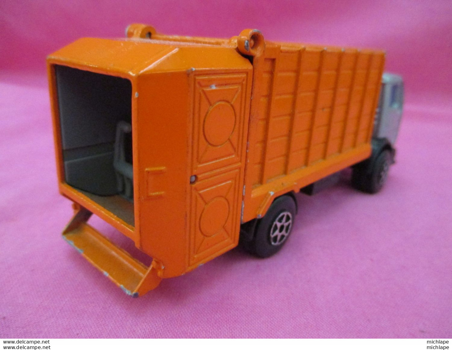 Miniature   - 1/43 Em -    - MAJORETTE - CAMION  MERCEDES - DECHETS - - Majorette