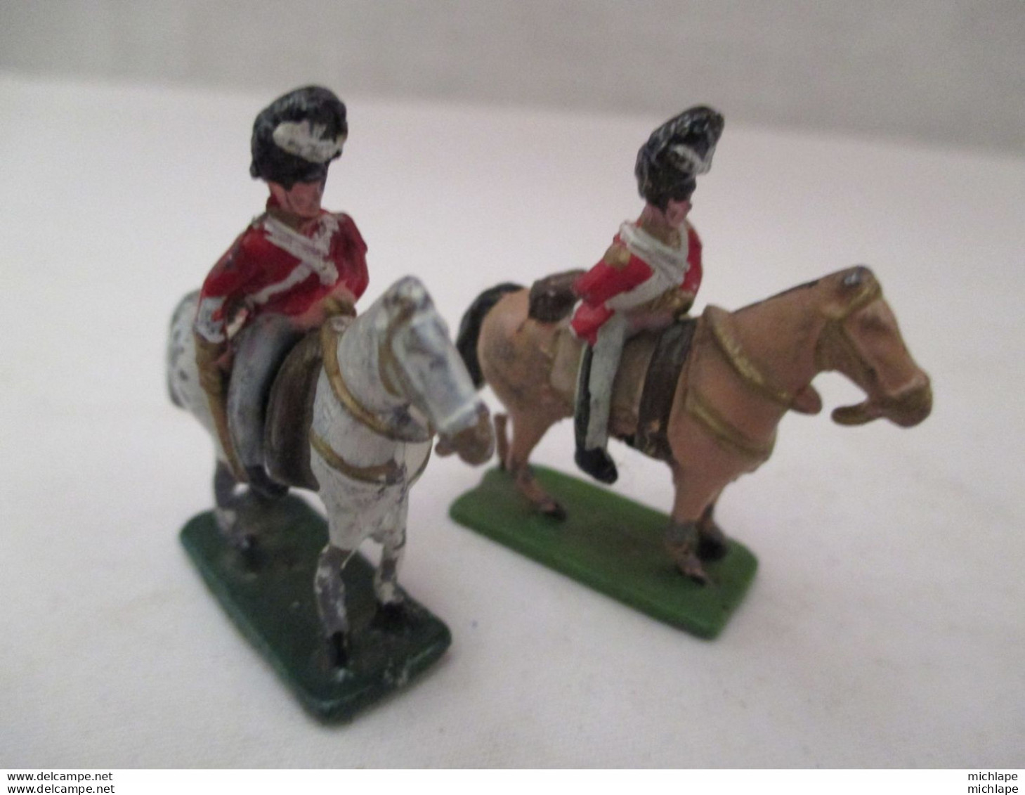 Militaire -  2 Petits Cavaliers En Plomb  H 4,5  Sur 4 Cm 5 De Long  - Jouet Du Début 20 Em - Toy Memorabilia