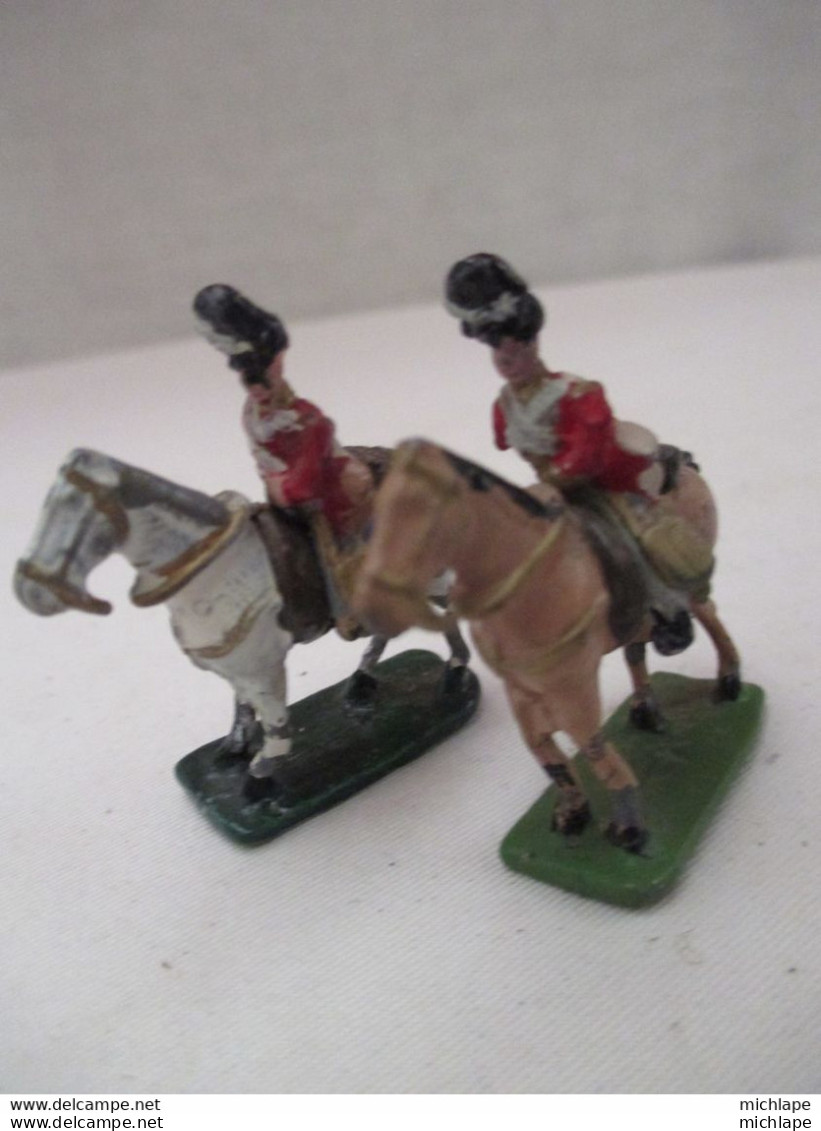 Militaire -  2 Petits Cavaliers En Plomb  H 4,5  Sur 4 Cm 5 De Long  - Jouet Du Début 20 Em - Toy Memorabilia