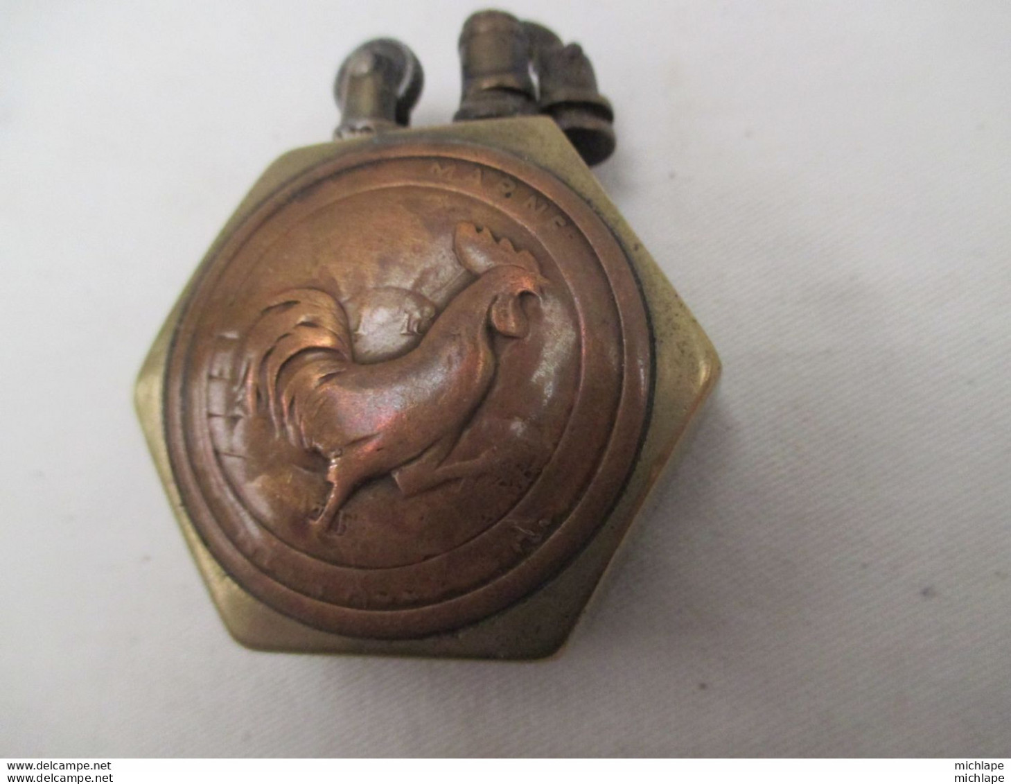 Artisanat De Tranchée - Briquet De Poilu  - Forme Octogonale  Diametre  45mm - 1914-18
