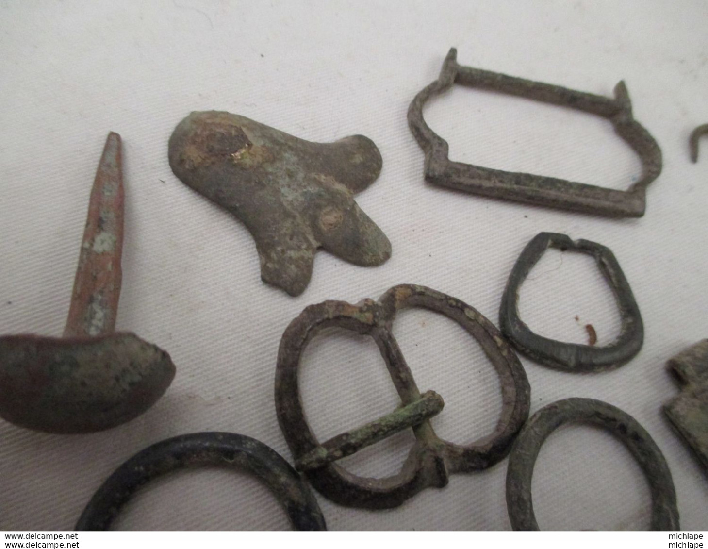 Lot De 10 Objets - Boucle -   Et Autre - Période De Gallo Romain A Moyen Age - Decorative Weapons