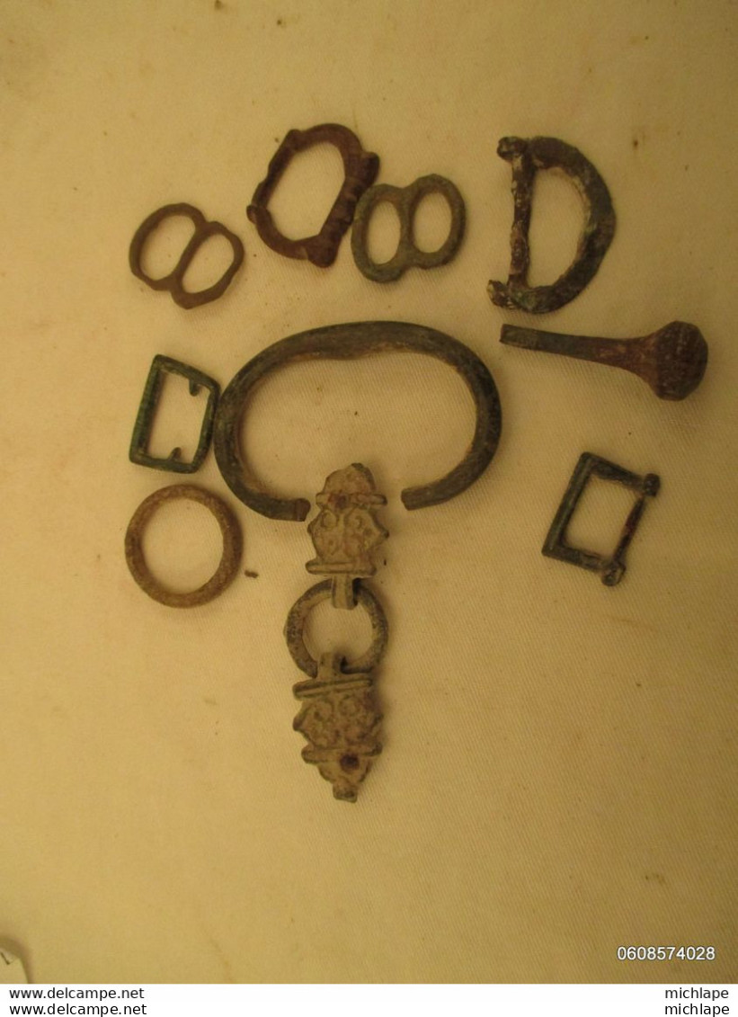 lot de 10 objets - boucle - et autre  - période de gallo romain a moyen age