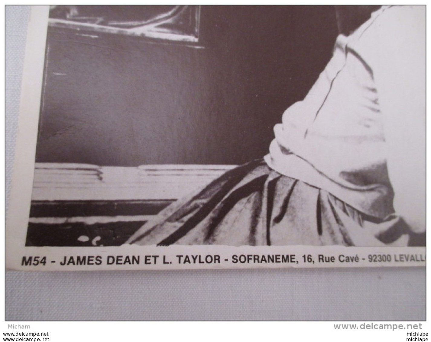 PHOTO DU FILM   GEANT  JAMES DEAN ET LYZ TAYLOR  39cm X 29  BON ETAT - Plakate