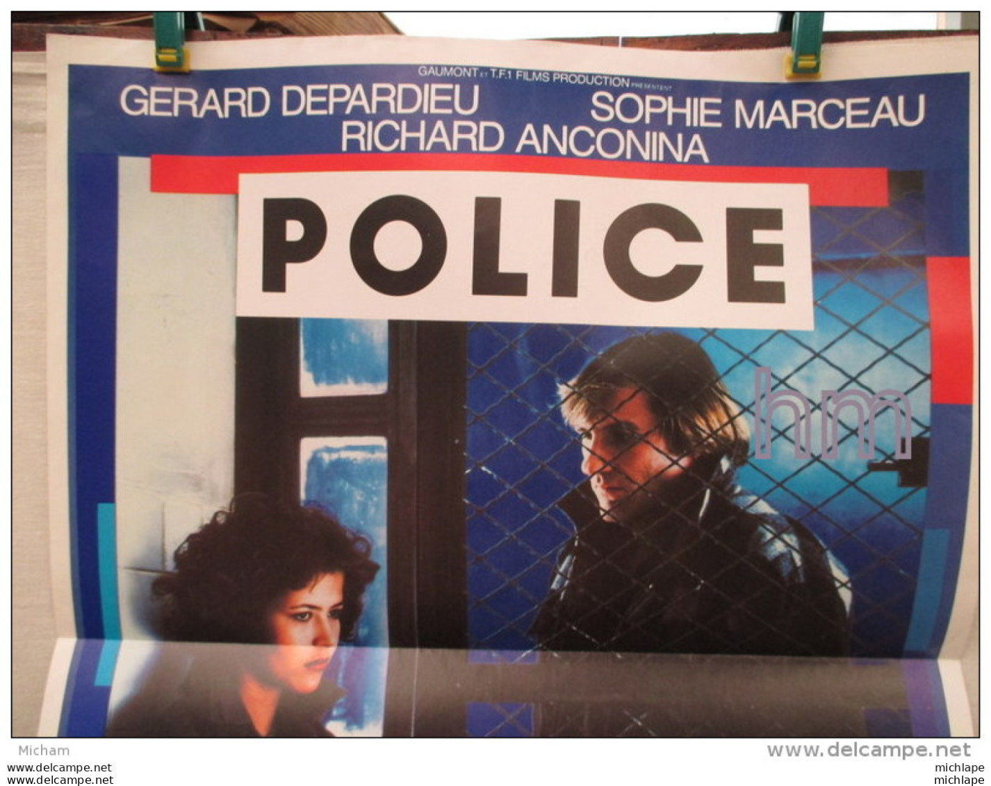AFFICHE DU FILM  POLICE  DE MAURICE PIALAT  40 CmX 53 - Posters