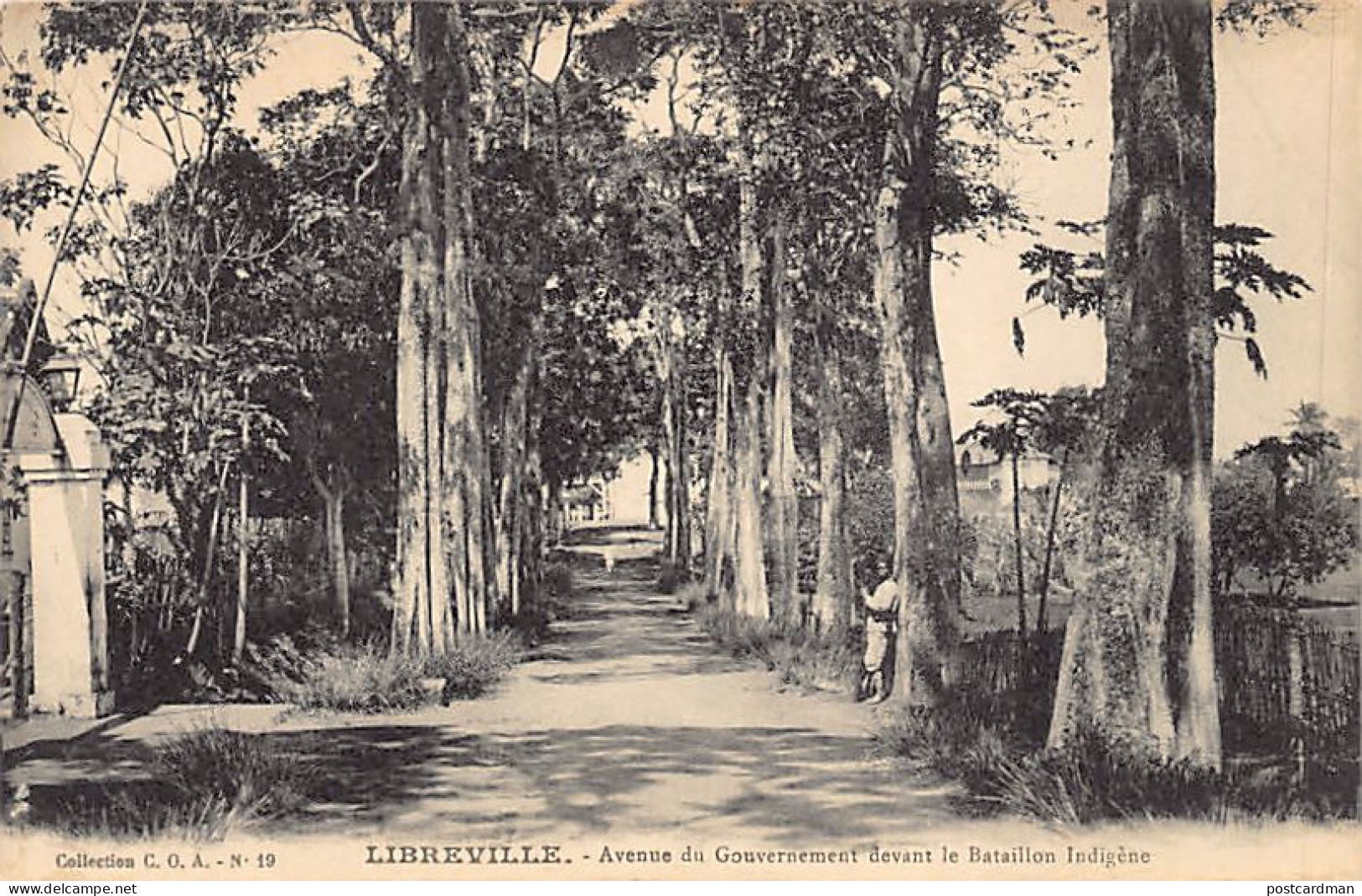 Gabon - LIBREVILLE - Avenue Du Gouvernement Devant Le Bataillon Indigène - Ed. C.O.A. 19 - Gabon