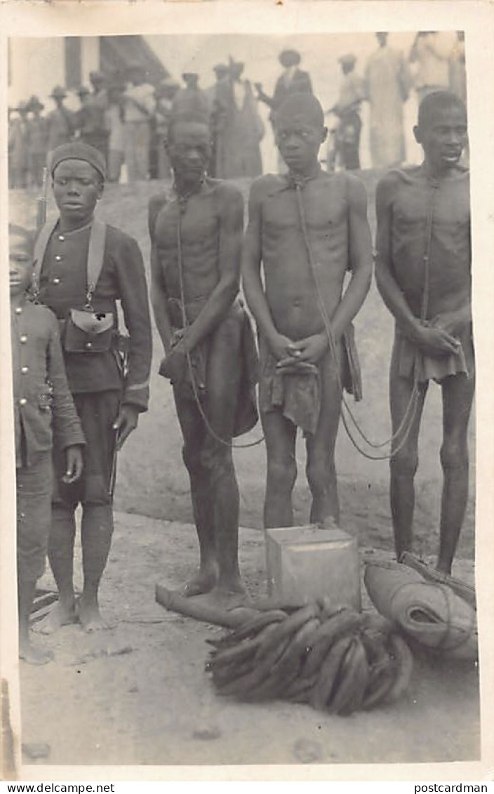 Congo Français - BRAZZAVILLE - Prisonniers Indigènes - CARTE PHOTO - Ed. Inconnu. - Autres & Non Classés